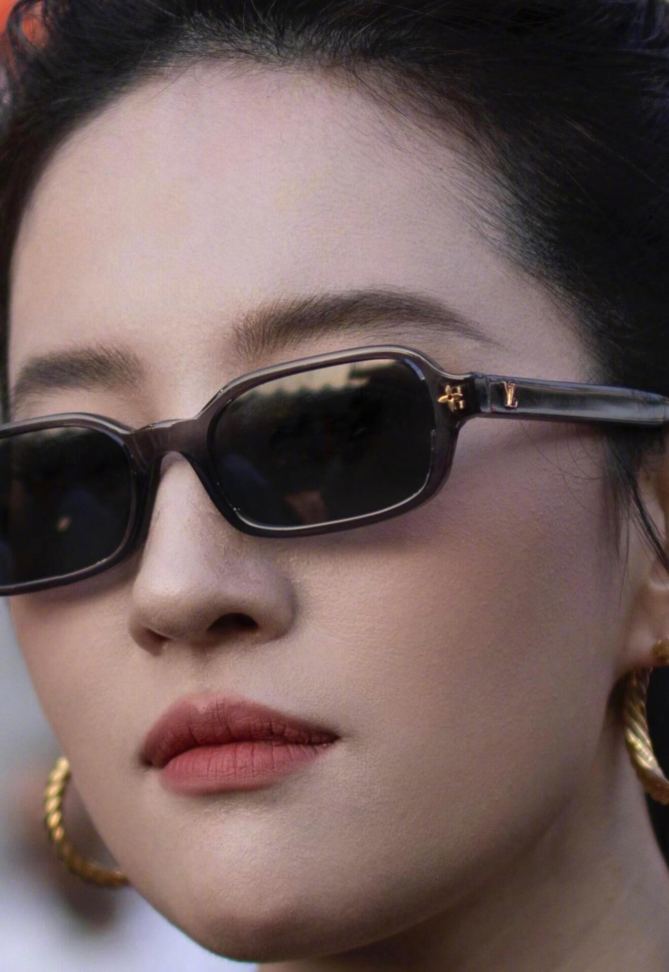 刘亦菲现身阿布扎比观看F1赛车