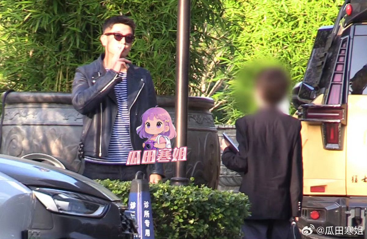 杜江携嗯哼陪霍思燕医院就诊