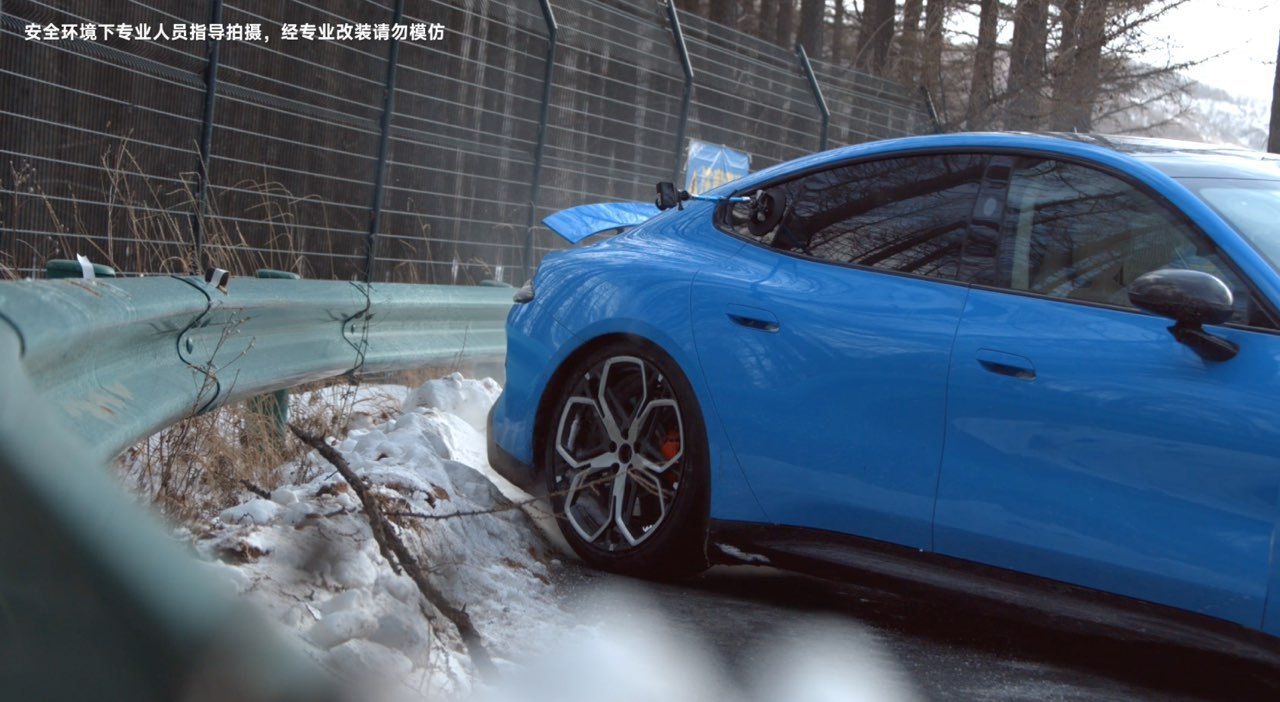 小米新SU7雪地漂移展现赛道实力