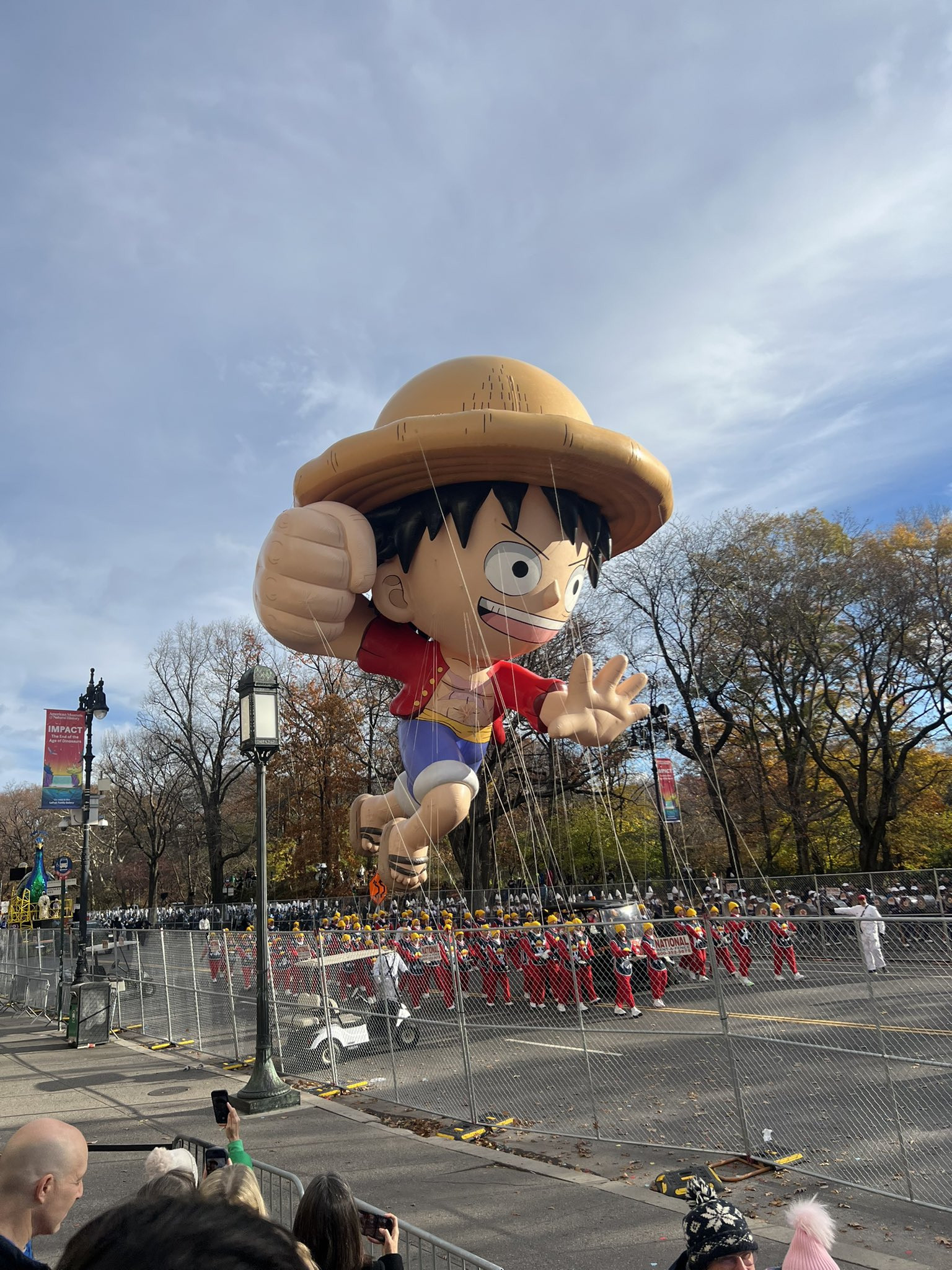 梅西百货感恩节游行路飞气球顺利通过，未现渔夫帽事件