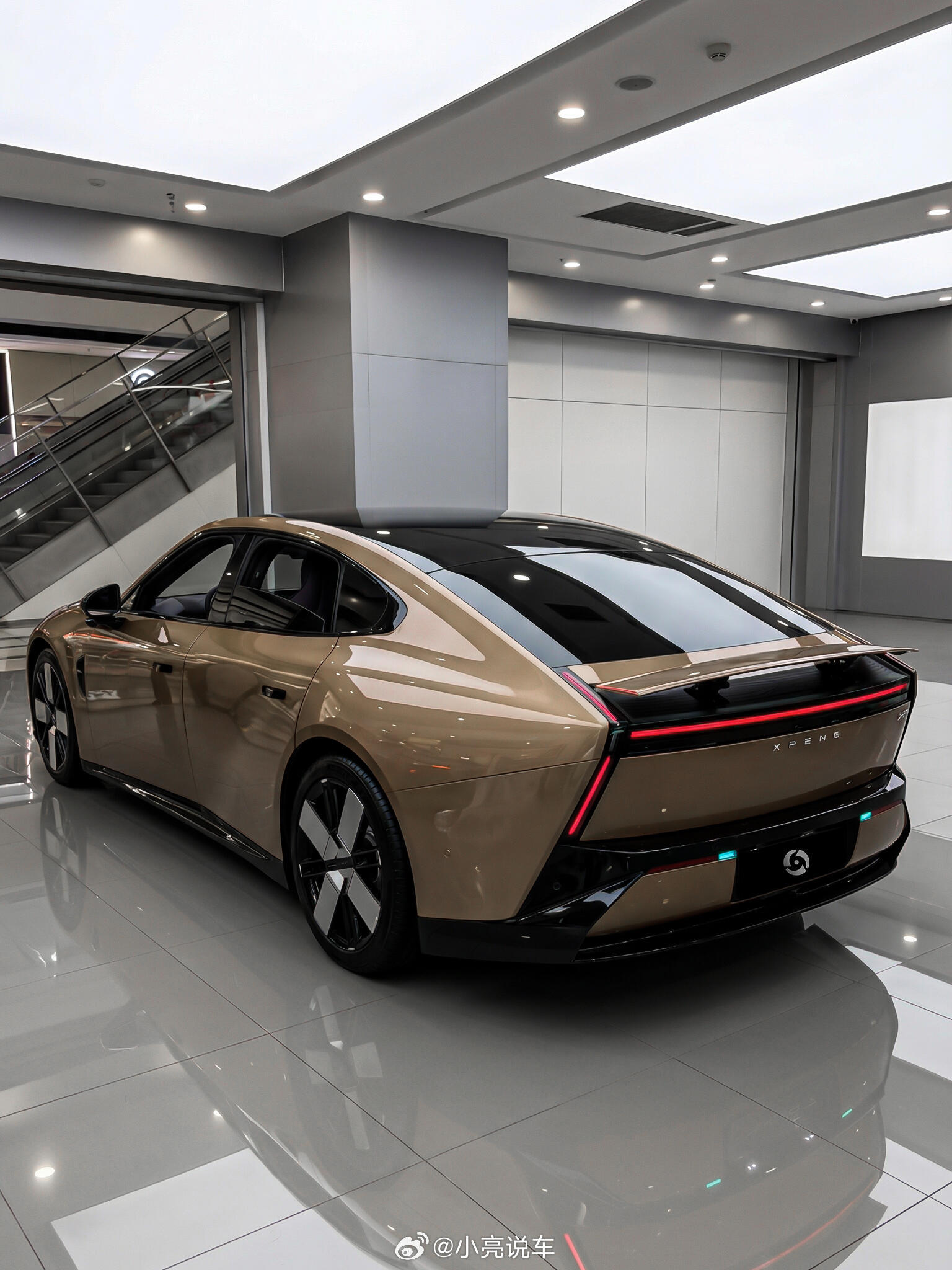 小鹏P7焦糖色新车亮相，复古科幻感引关注