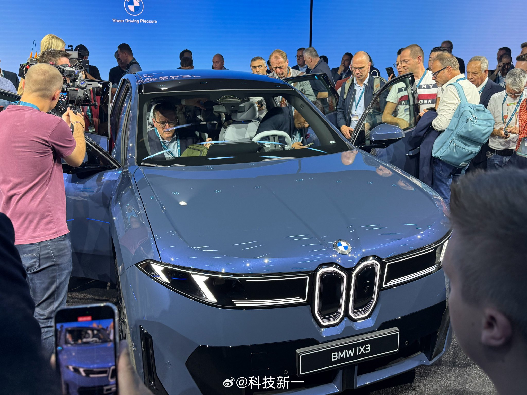 宝马iX3细节图曝光，群访问题征集中