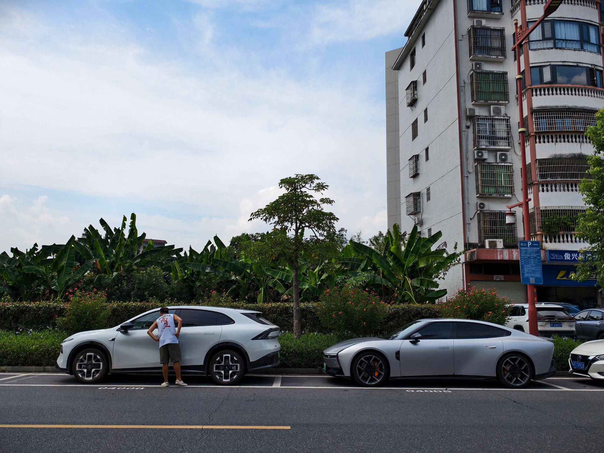 路人围观小鹏G7与P7新车，驻足细看