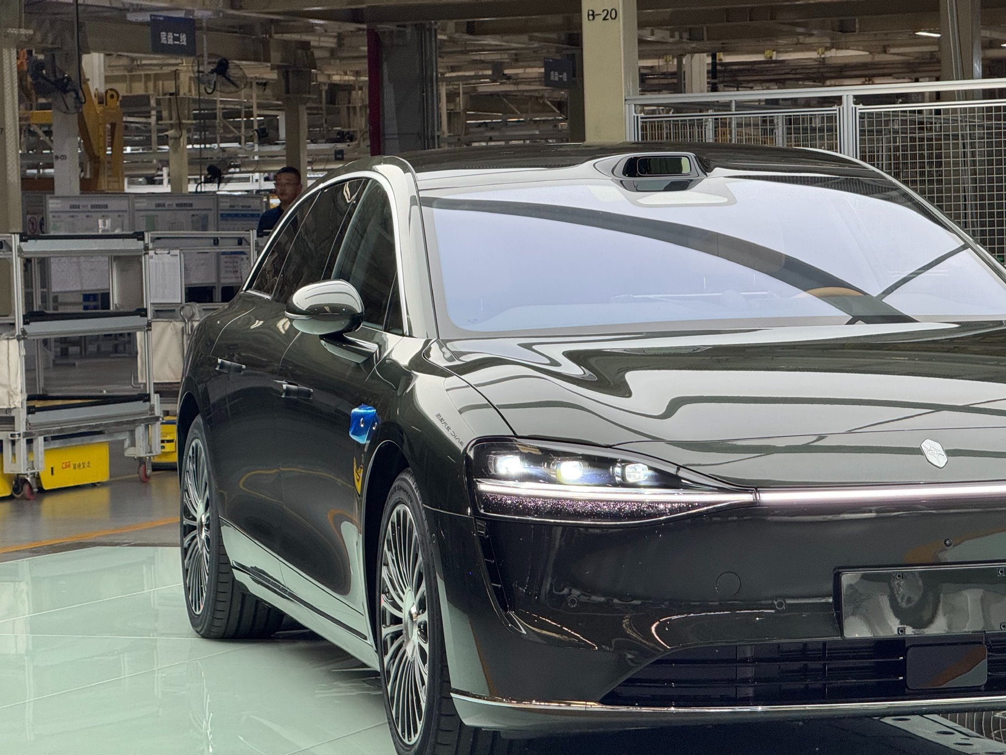 享界S9T首批交付启动，北汽董事长亲授纪念车标