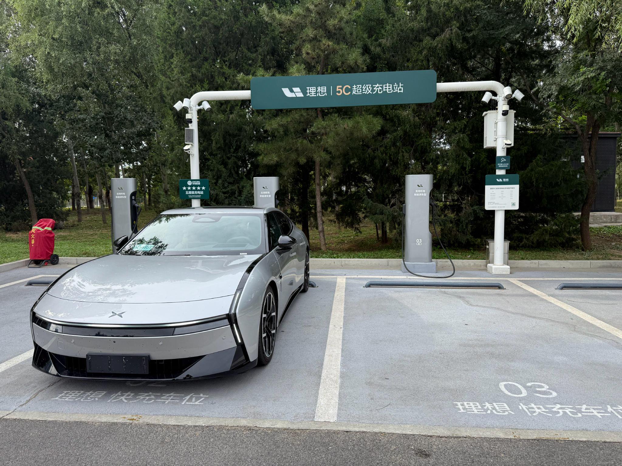 全新小鹏P7支持理想2.5C充电桩250A电流