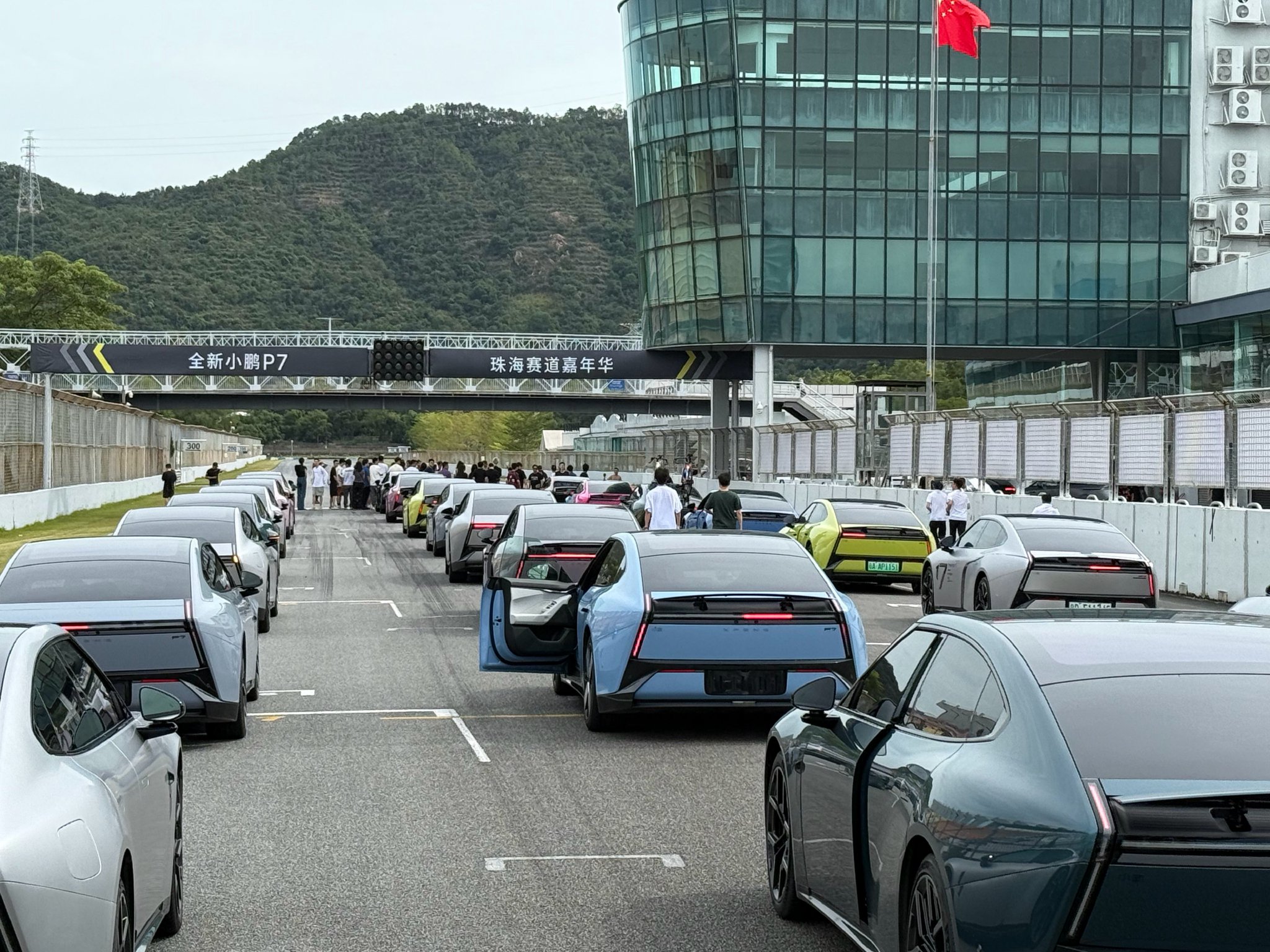 小鹏P7赛道嘉年华举办，车主驾驶体验