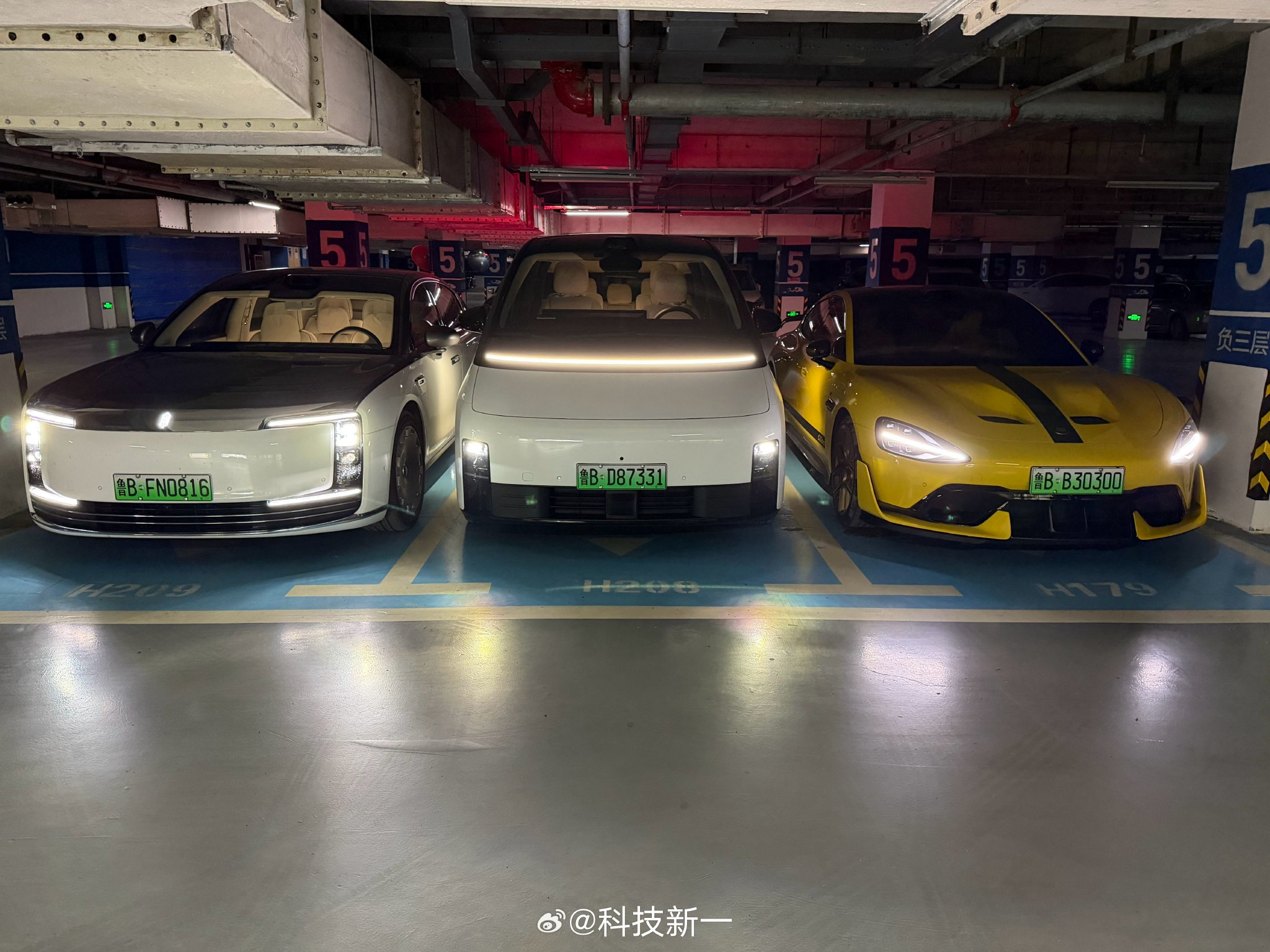 超跑运动轿车、豪华行政轿车与商务MPV组合亮相