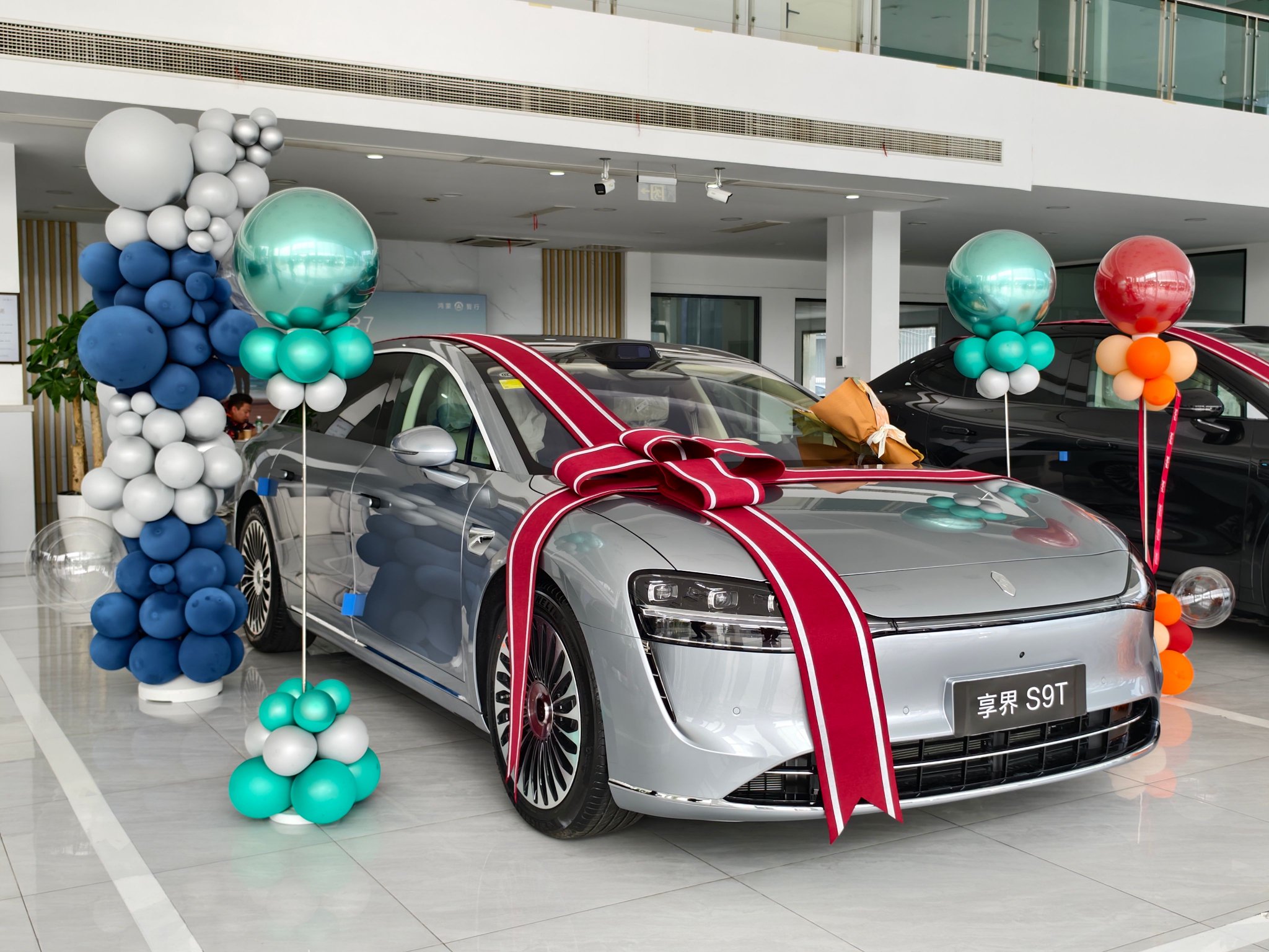 享界S9T流光银提车，千元选装豪华车漆圆梦