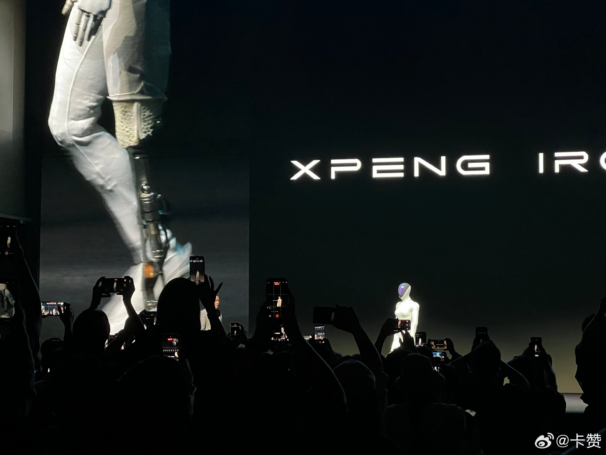 小鹏机器人首秀自证实力，X9超级增程预售35万起