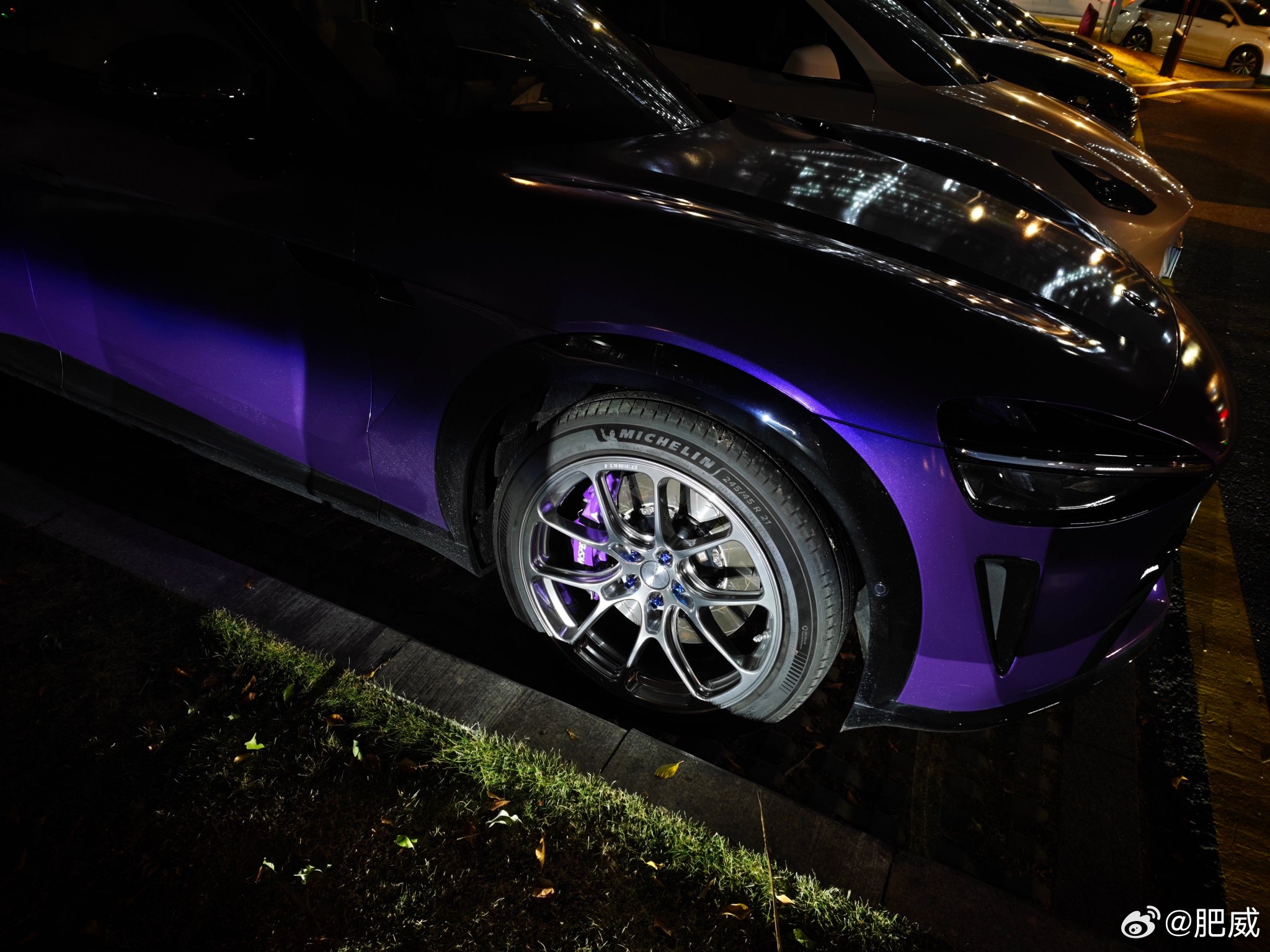 车主抱怨充电站线太短险蹭新轮毂