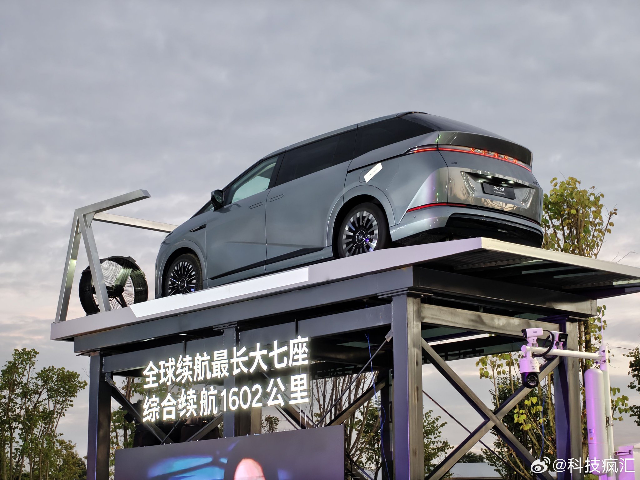 小鹏X9亮相晚霞美景引自驾向往