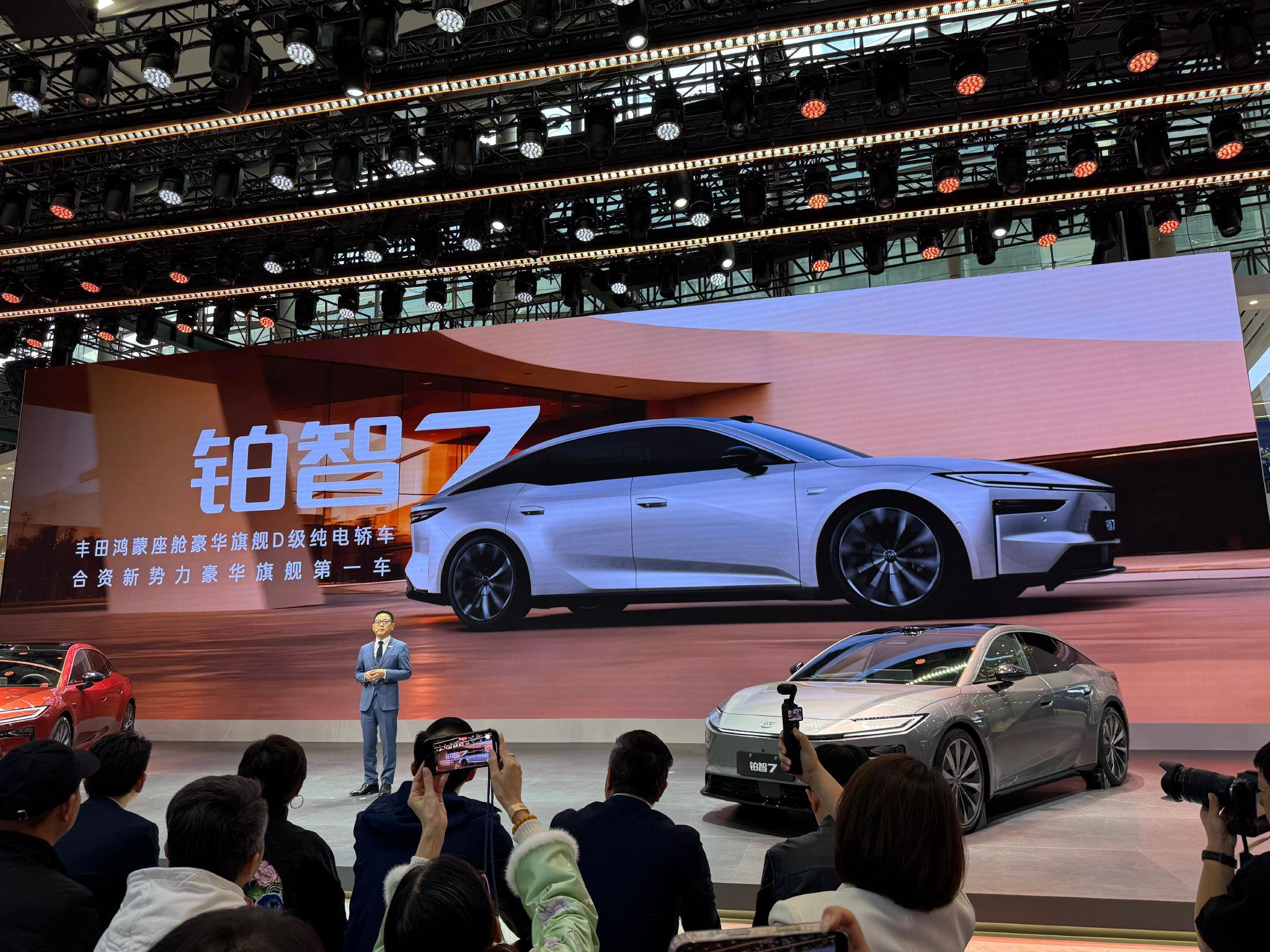 广州车展丰田铂智7发布，首搭鸿蒙5.0与双腔空悬