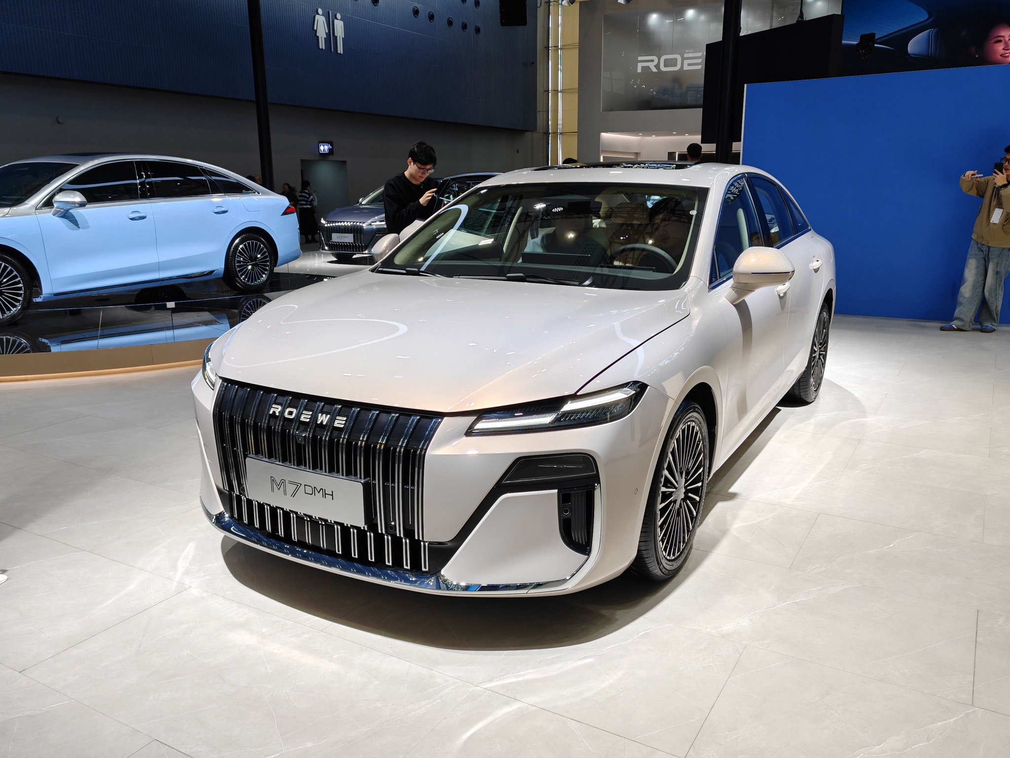 荣威广州车展首发豆包大模型及M7 DMH