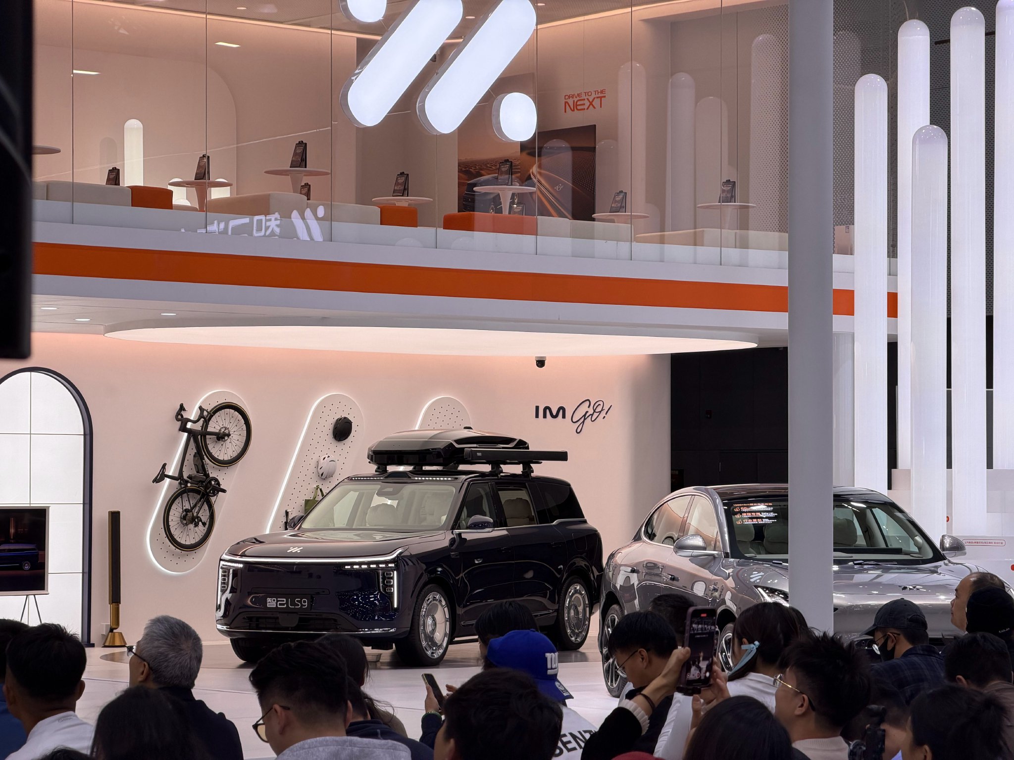 智己LS6上市，20万级800V增程SUV续航450公里