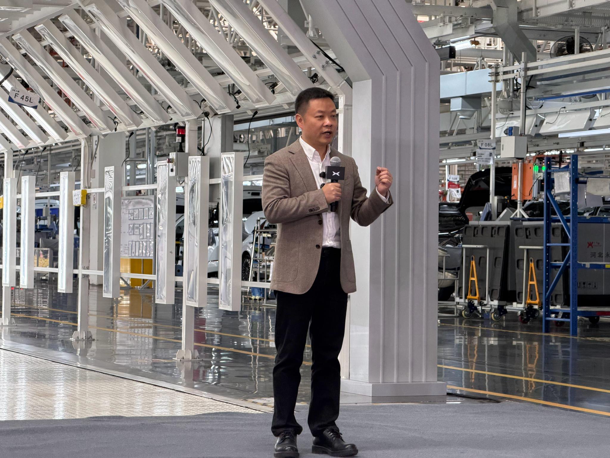 小鹏第100万台整车X9超级增程下线，何小鹏为首批车主交付
