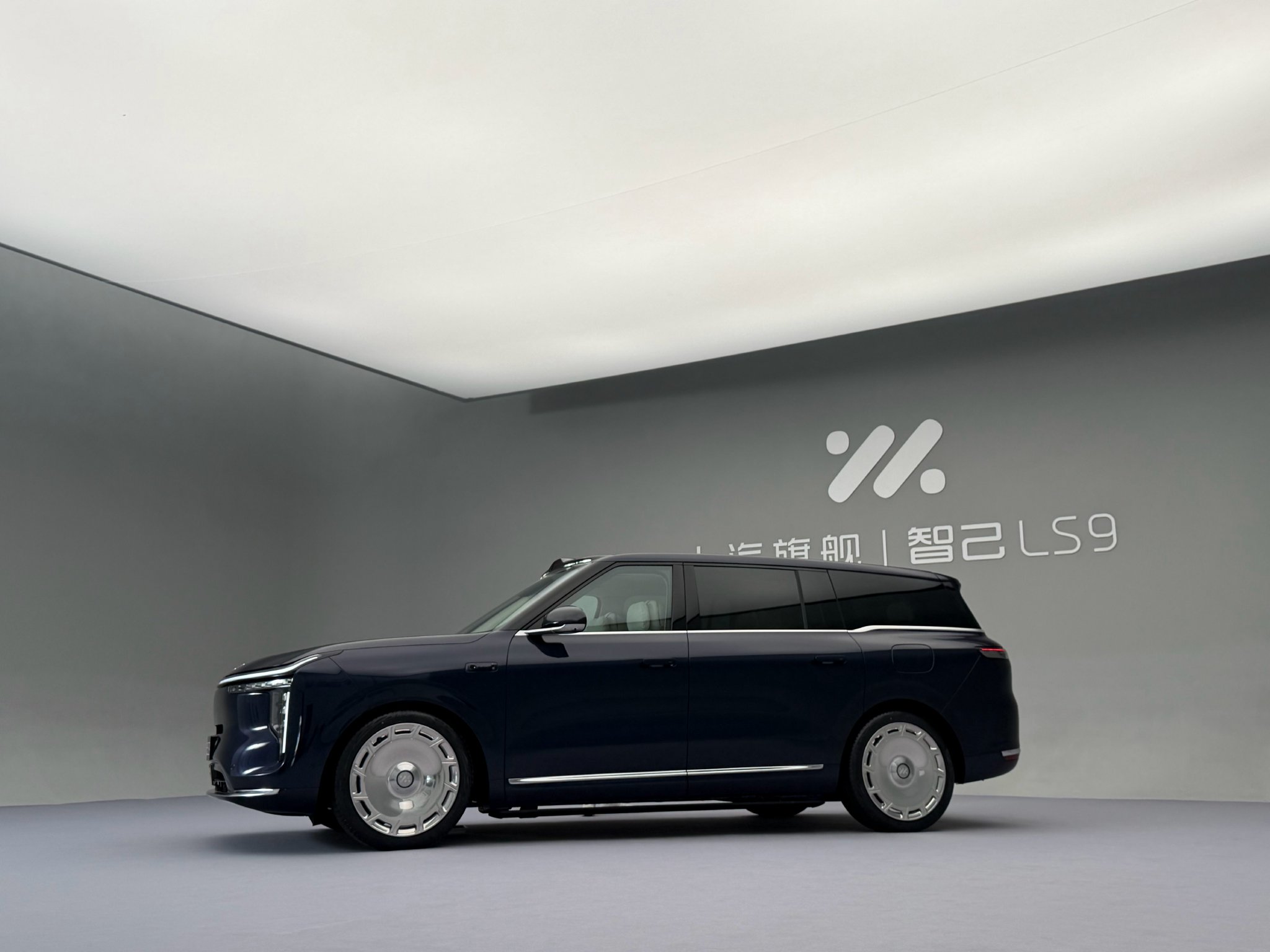 智己LS9交付在即，车主期待探照灯功能