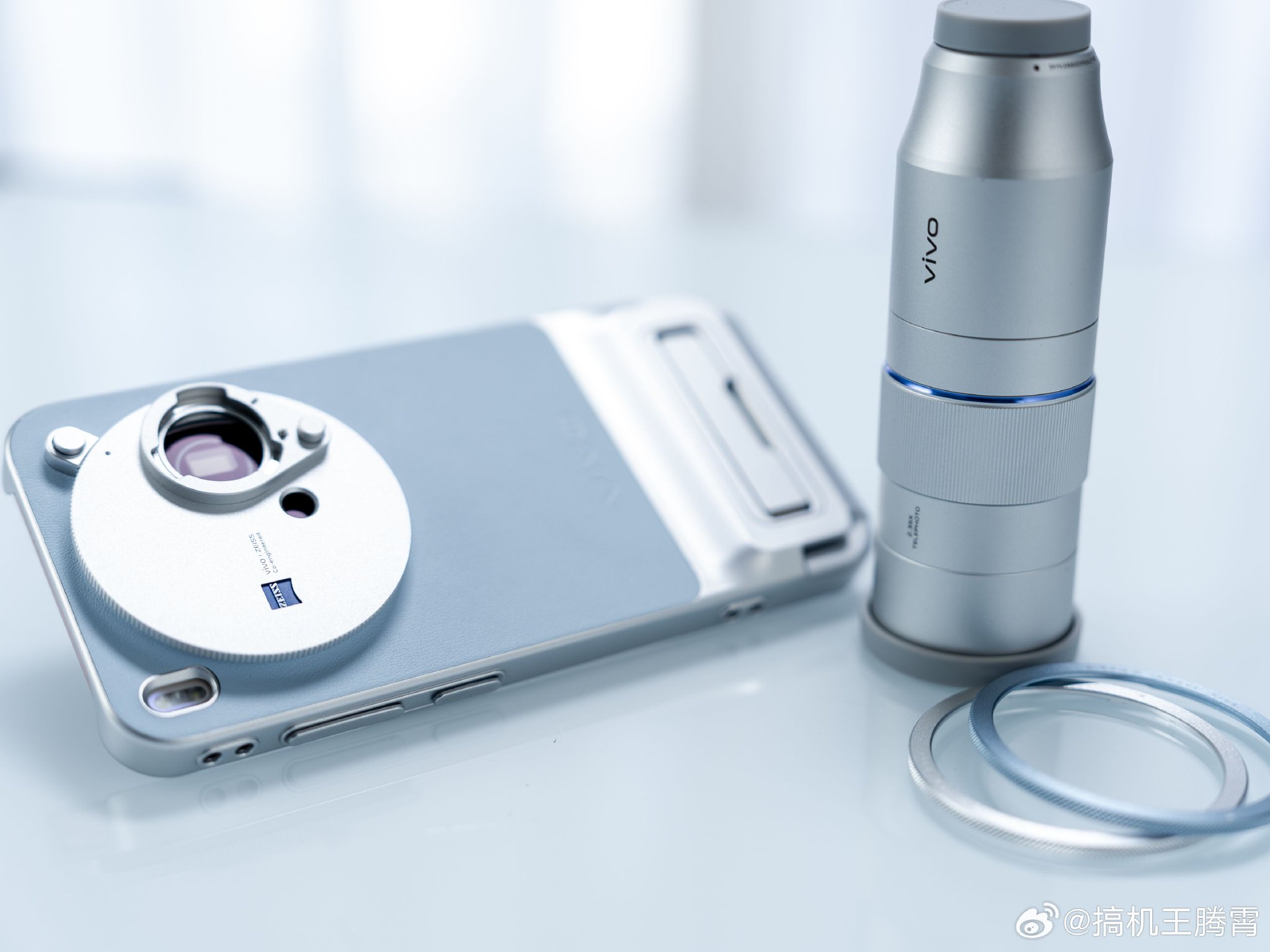 vivo X300增距镜套装打造纯正小钢炮，银色版本亮眼