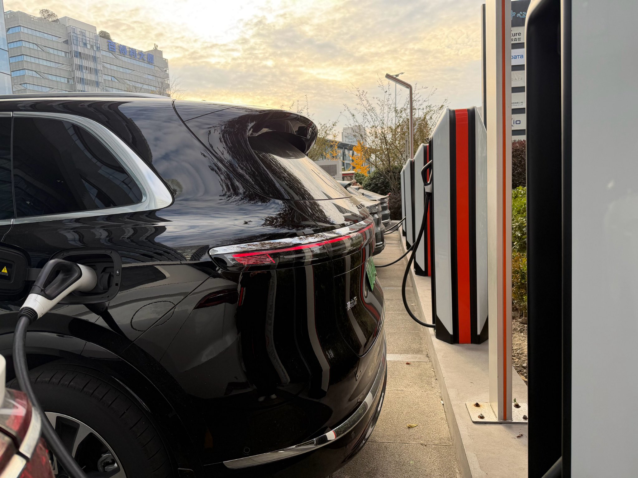 问界M7纯电版支持极氪超充站自动弹充电口