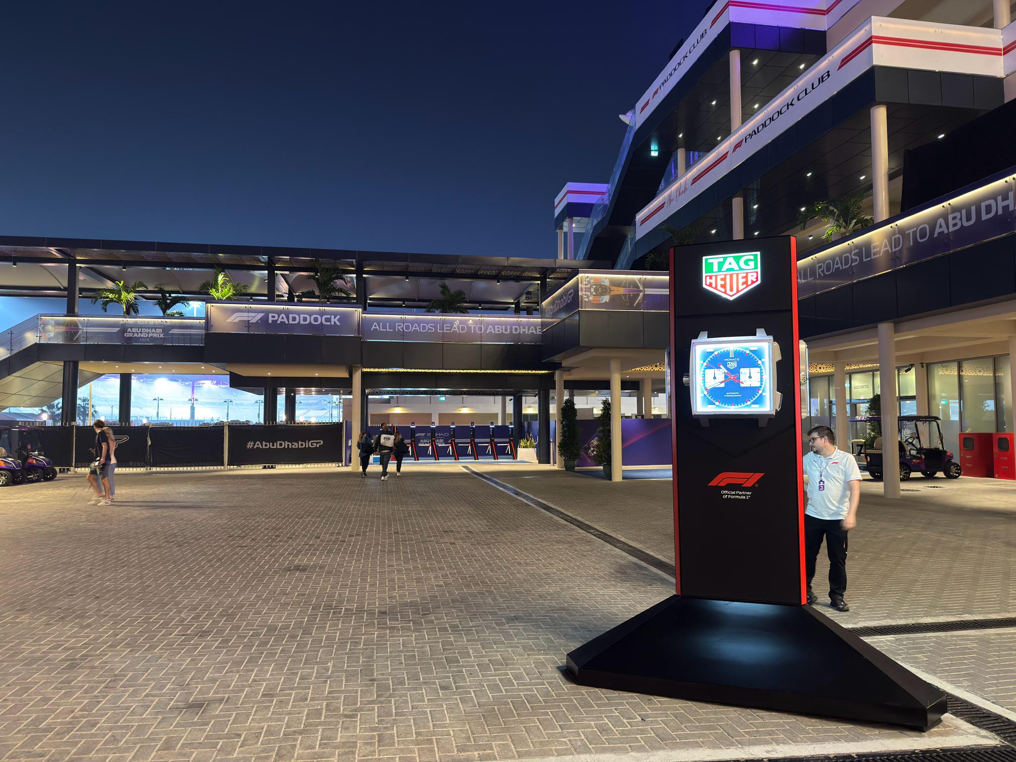 维斯塔潘深夜离场，迈凯伦车手去向成谜，F1阿布扎比终局战明日打响