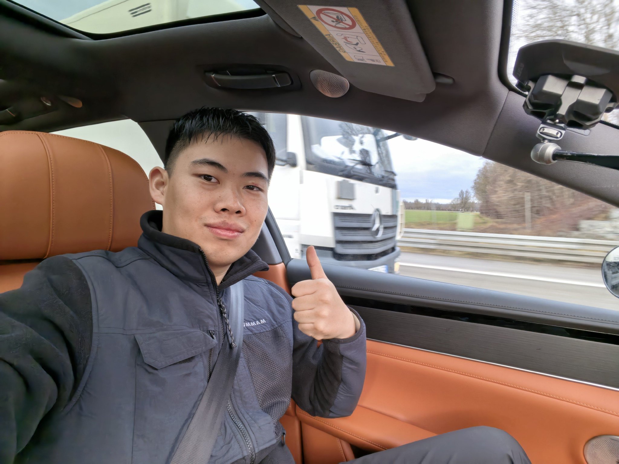 中国豪华旅行车享界S9T亮相德国不限速高速