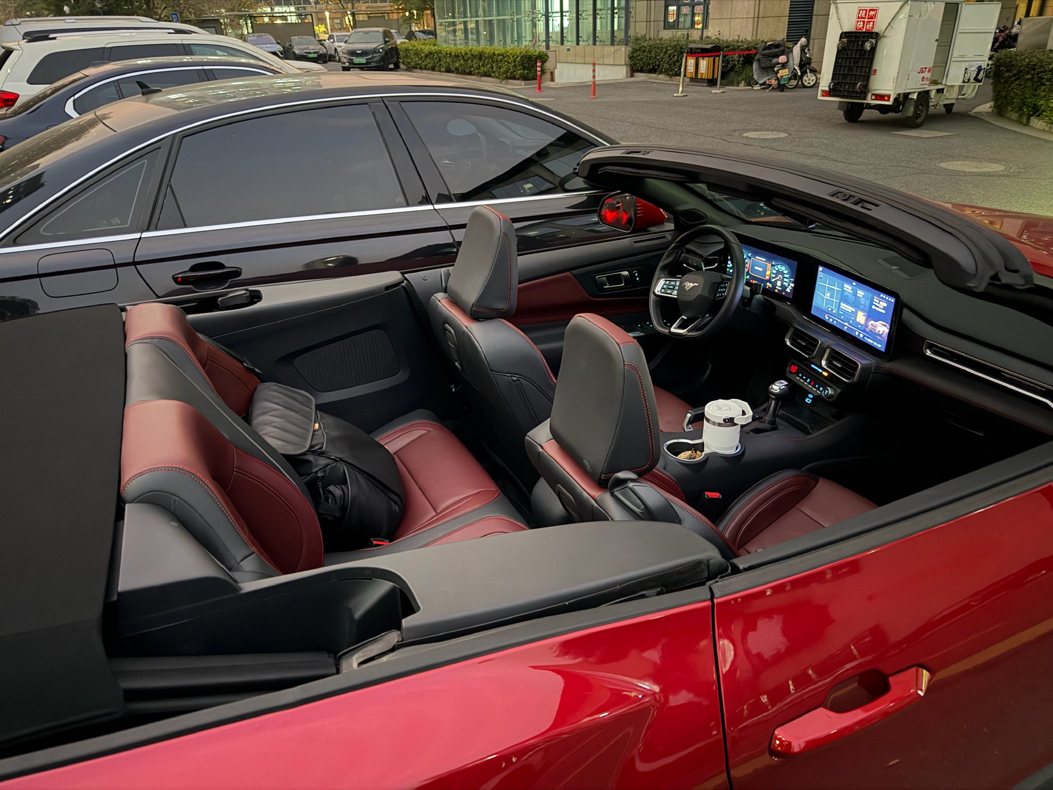 敞篷跑车因旁车太近无法上车，车主开篷轻松入座