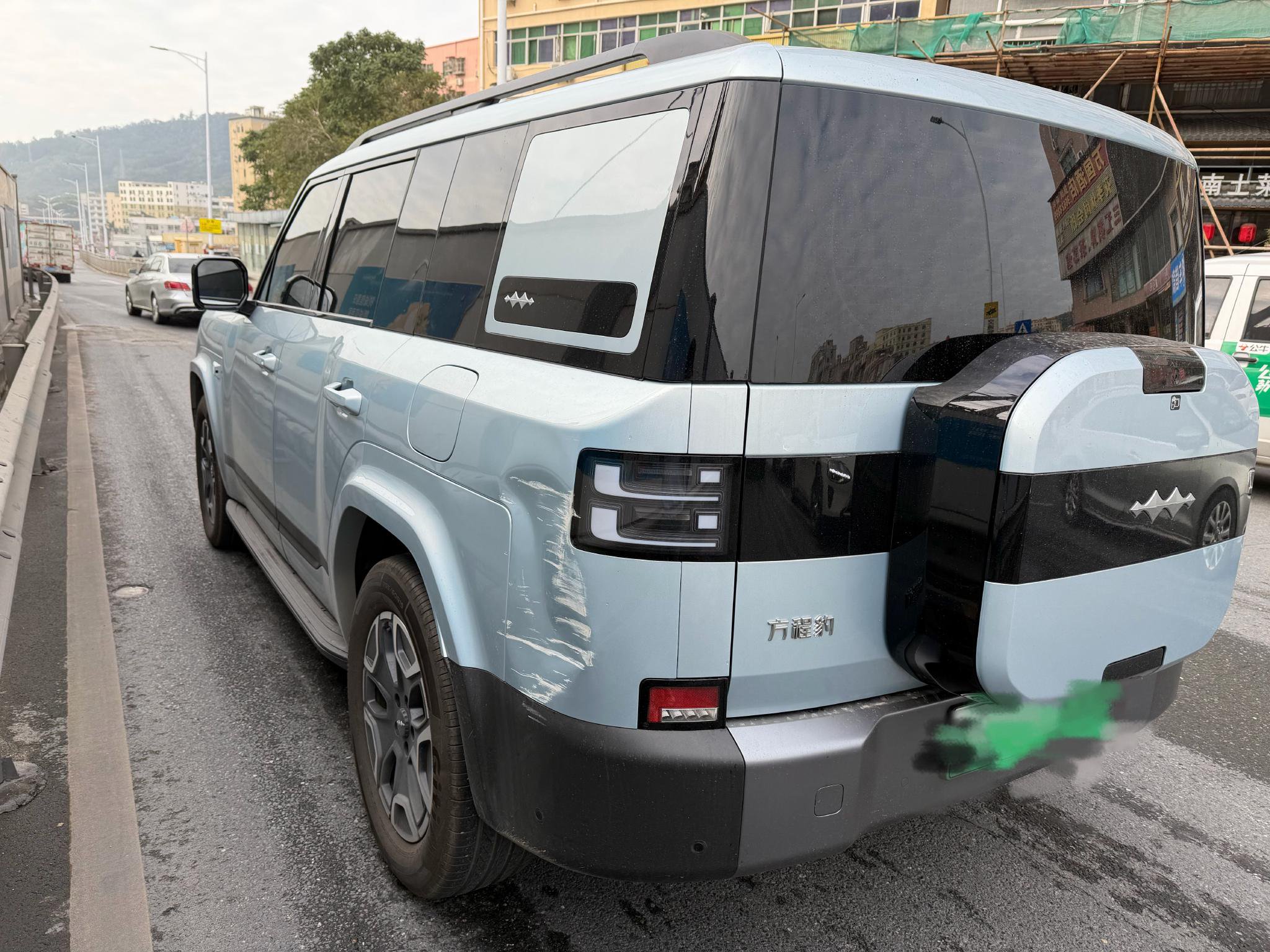 方程豹钛7地铁施工路段遭坭瓦车撞击，已送4s店维修