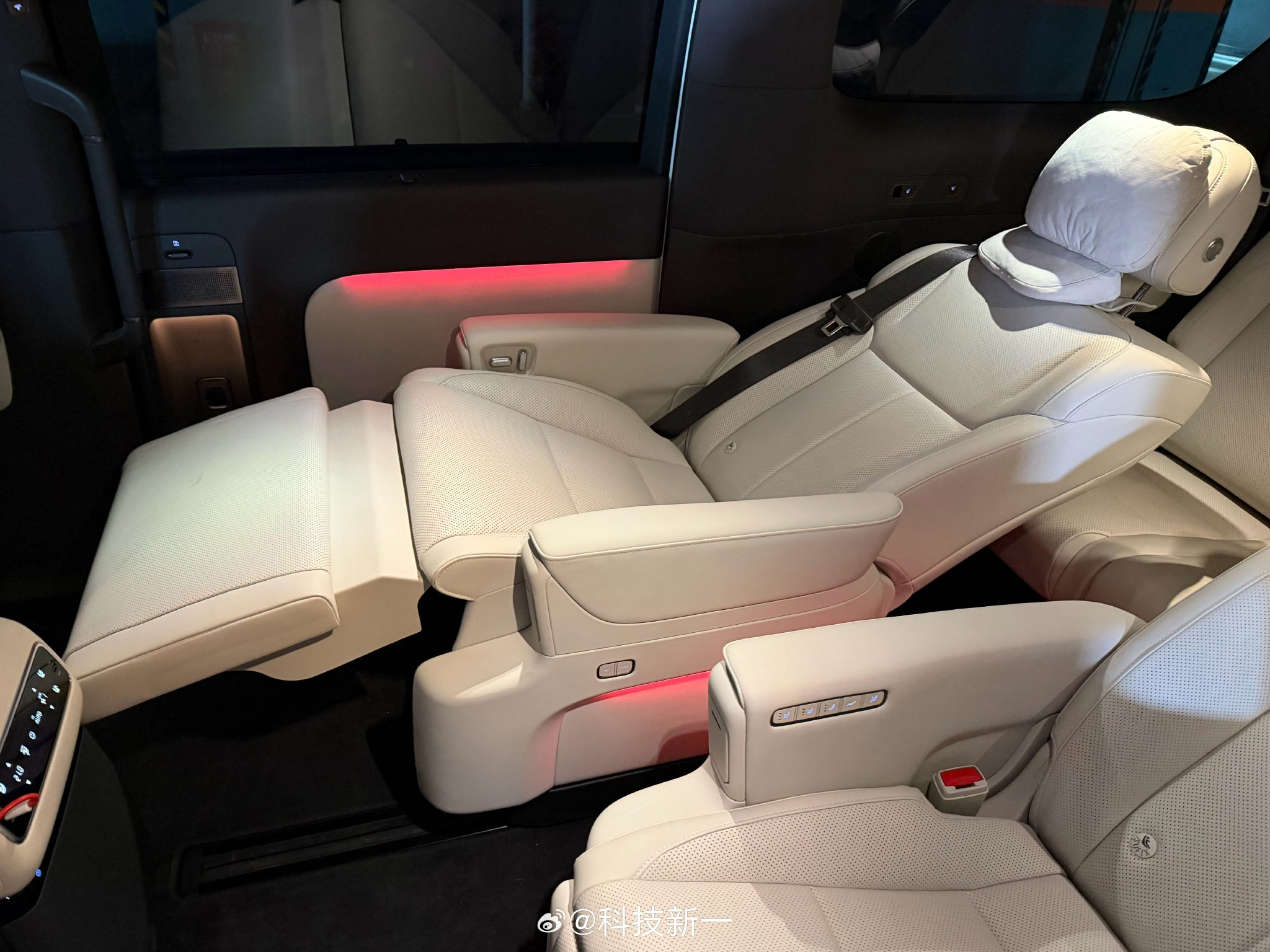新能源车零重力座椅超越小飞机商务座