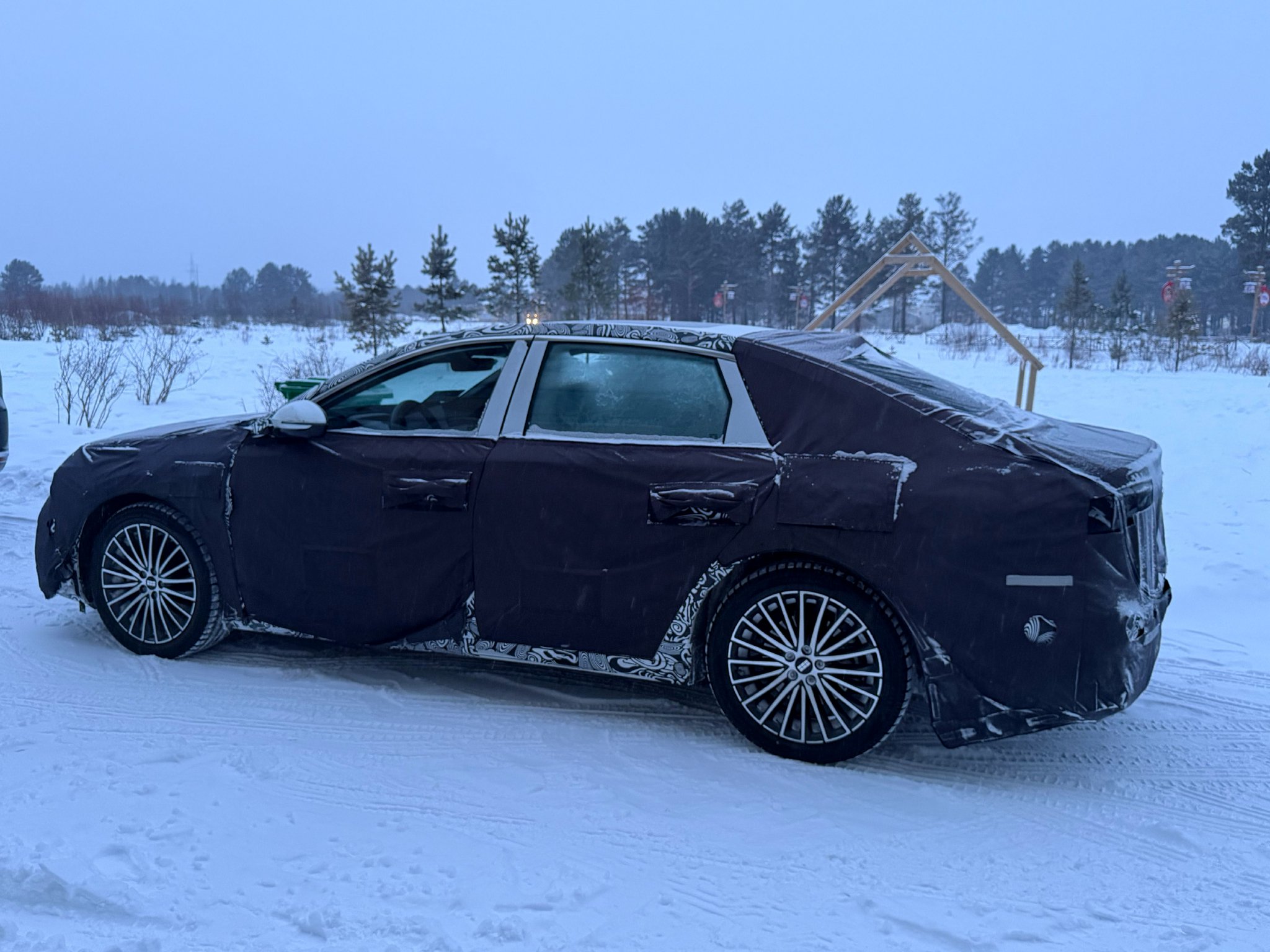 吉利星耀8冬测曝光，内饰微调变化小