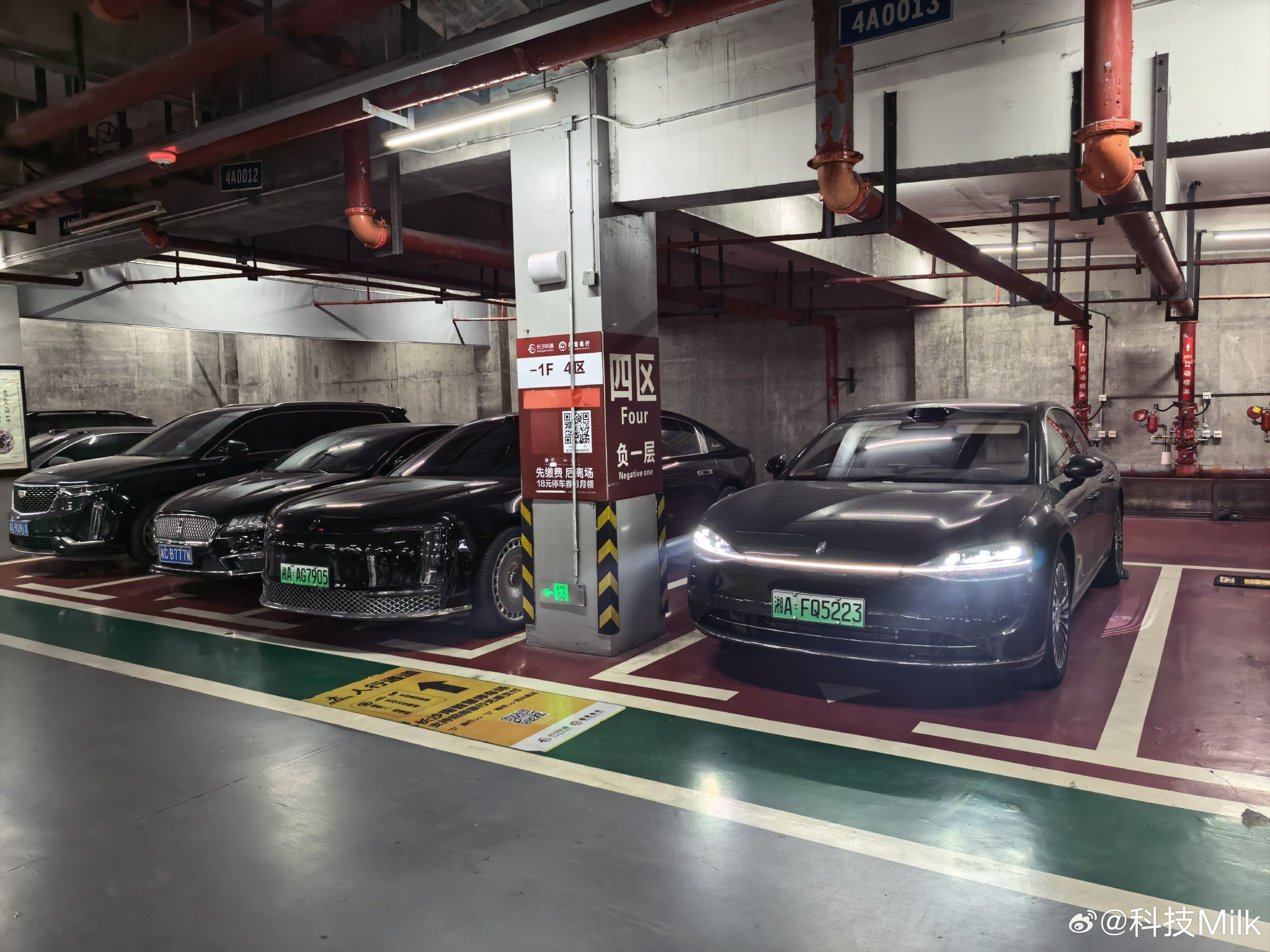 享界S9T与尊界S800高铁站同框