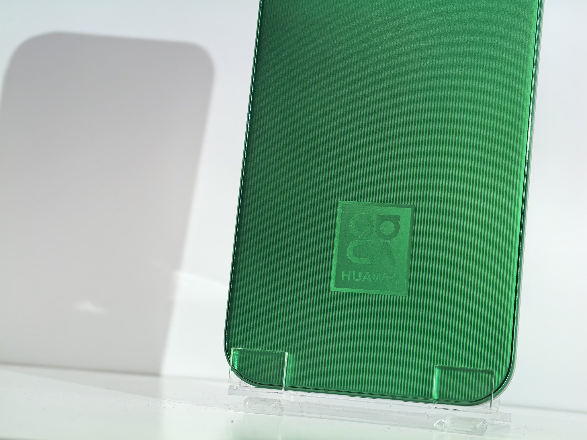 华为nova15系列真机亮相，易烊千玺同款绿色版引排队体验