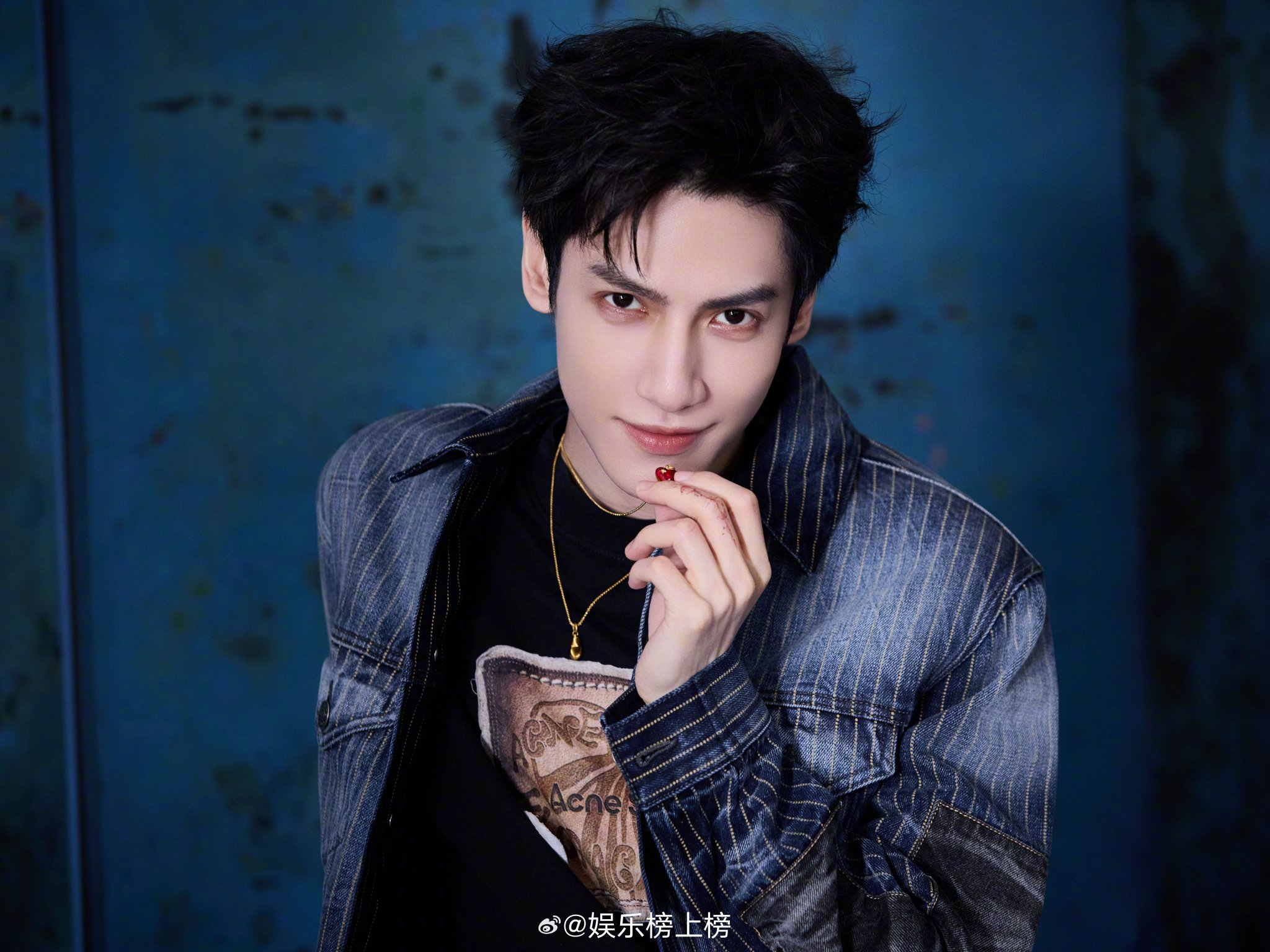 罗云熙亮相英雄联盟活动清爽造型获赞