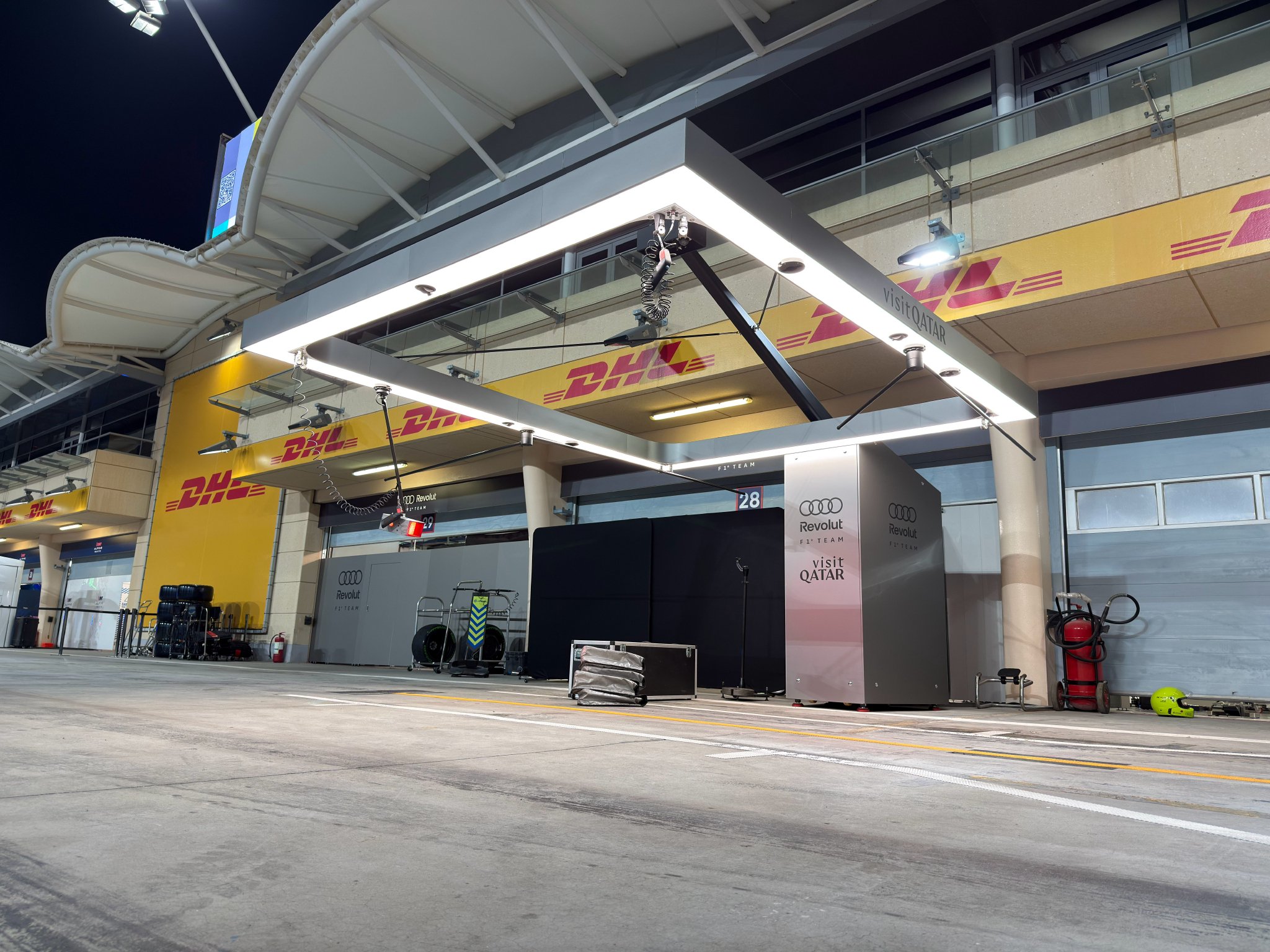 奥迪F1季前测试停车格灯光引关注