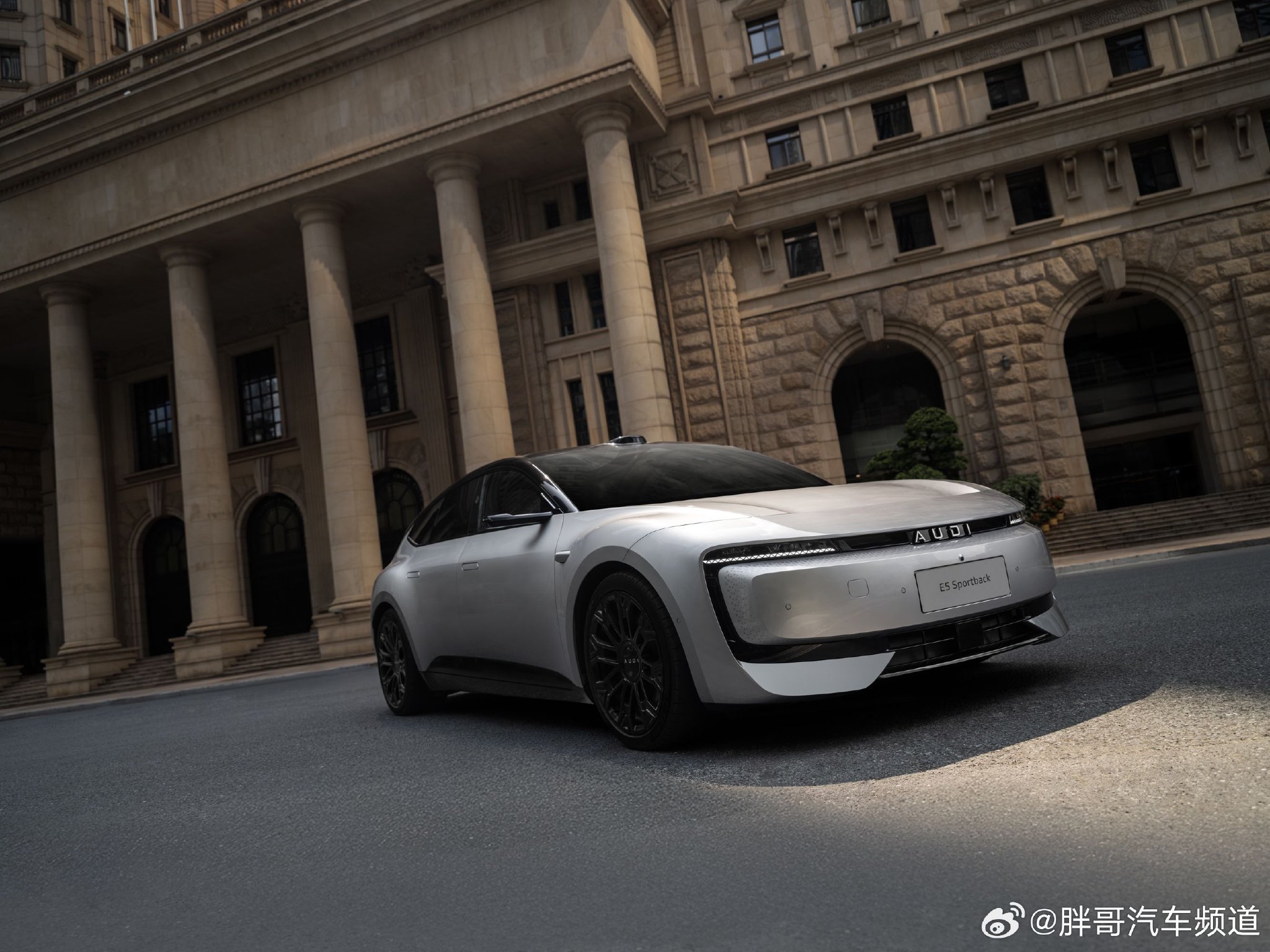 奥迪E5 Sportback携张晚意林允希林娜依高开启情人节浪漫之旅