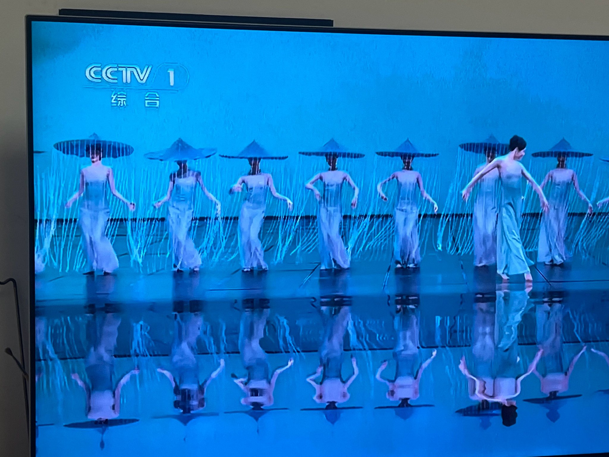 张艺凡帽子造型神似2026春晚伞舞画面