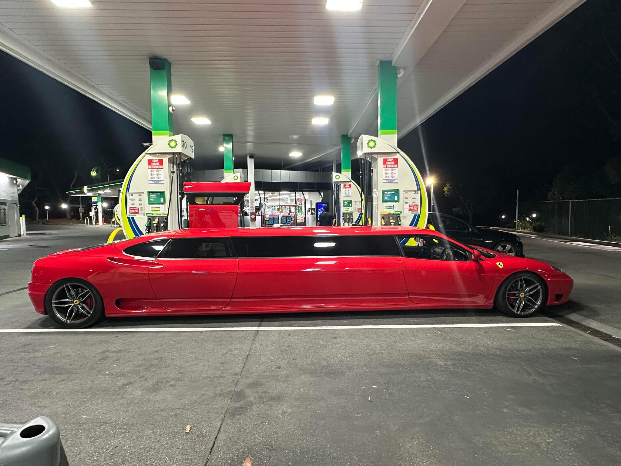 法拉利车身超巴士引路人惊叹