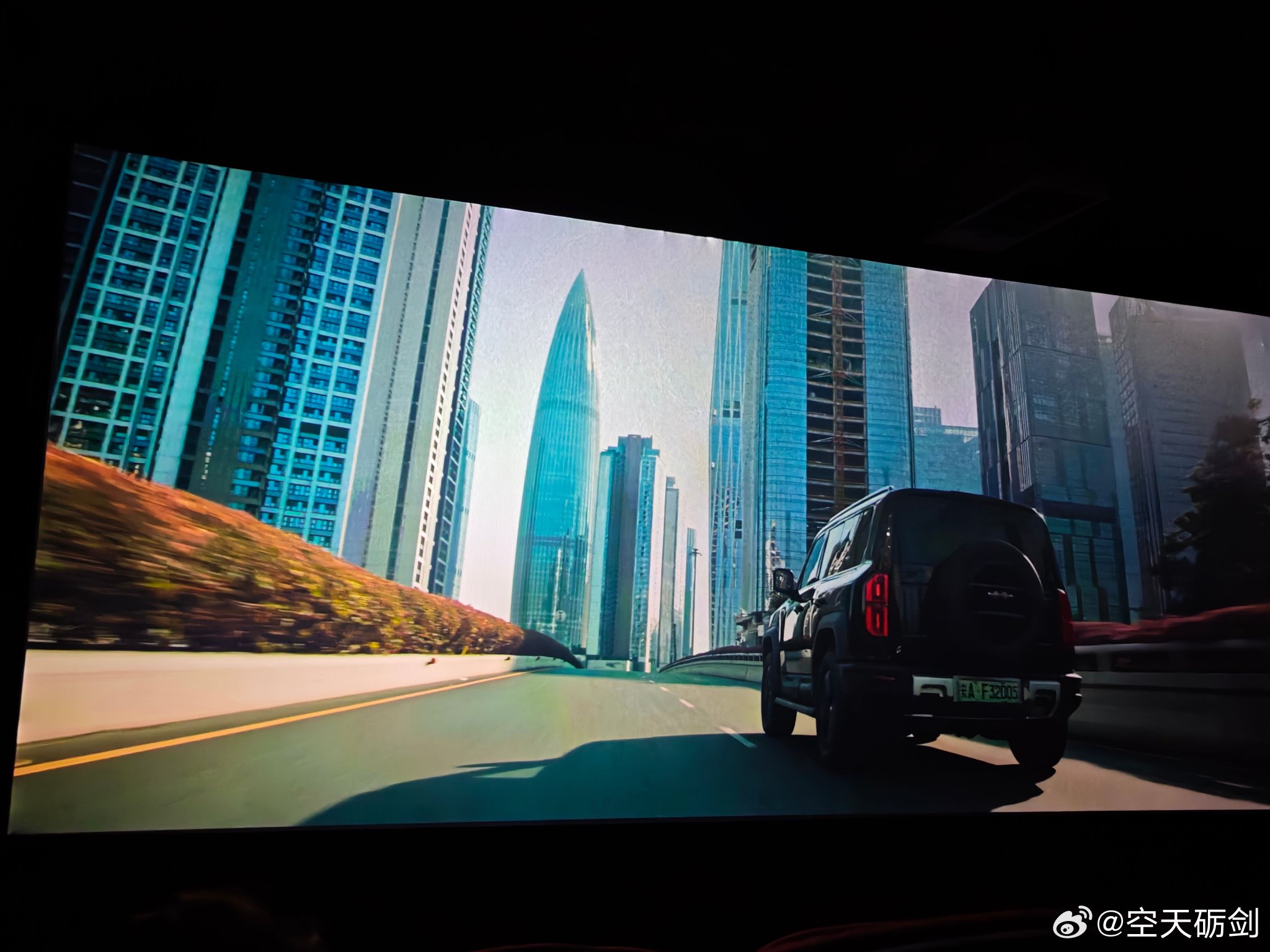 《惊蛰无声》追逐戏展现方程豹腾势硬派性能