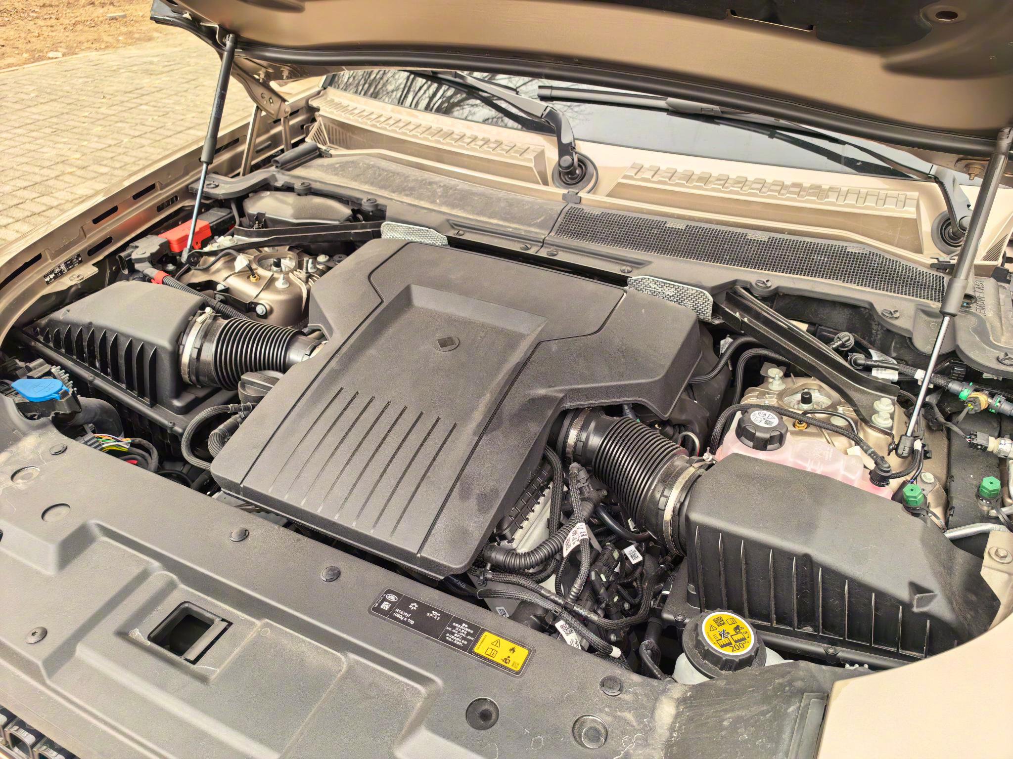 卫士OCTA越野性能强悍，4.4T双涡轮V8动力澎湃