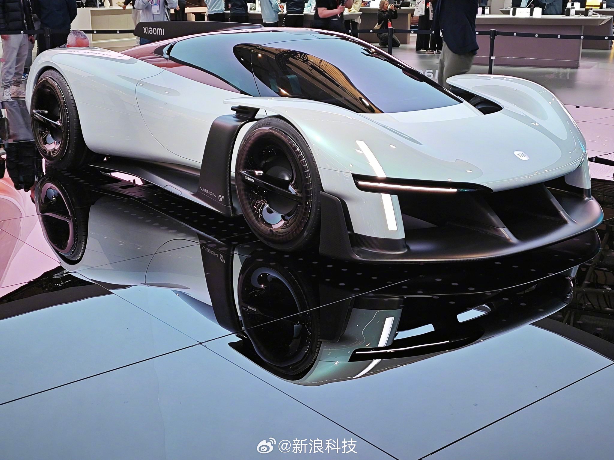 卢伟冰回应小米VisionGT概念车设计理念，称符合物理规律