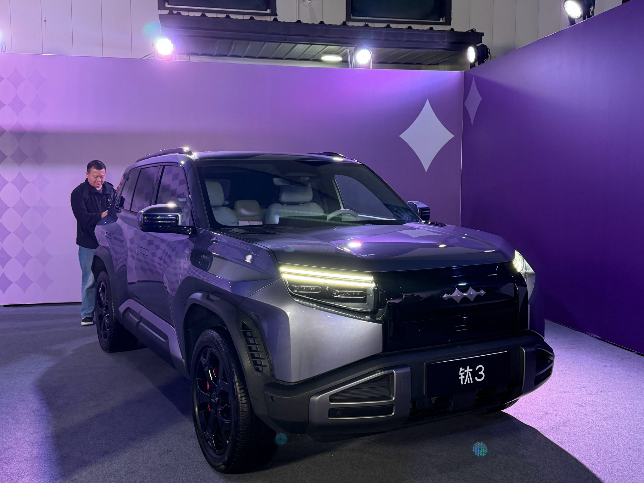 比亚迪方程豹钛3发布，两驱版15.38万起，9分钟闪充