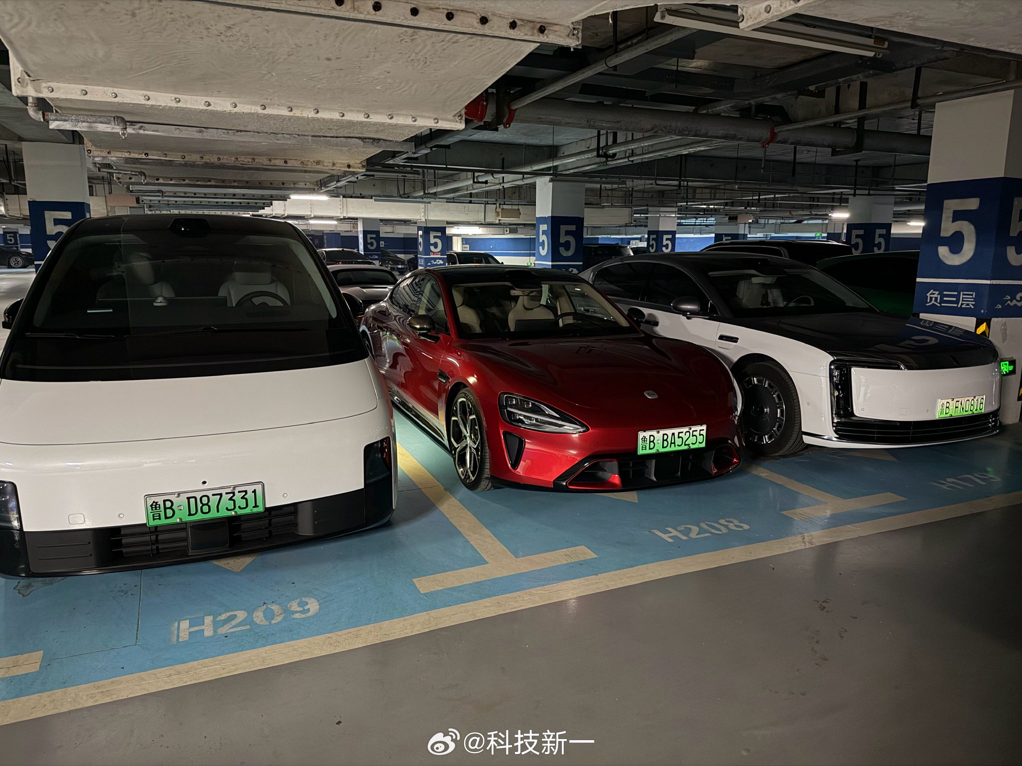 雷军自曝三车配置，SU7 Max、尊界S800、理想MEGA分工明确