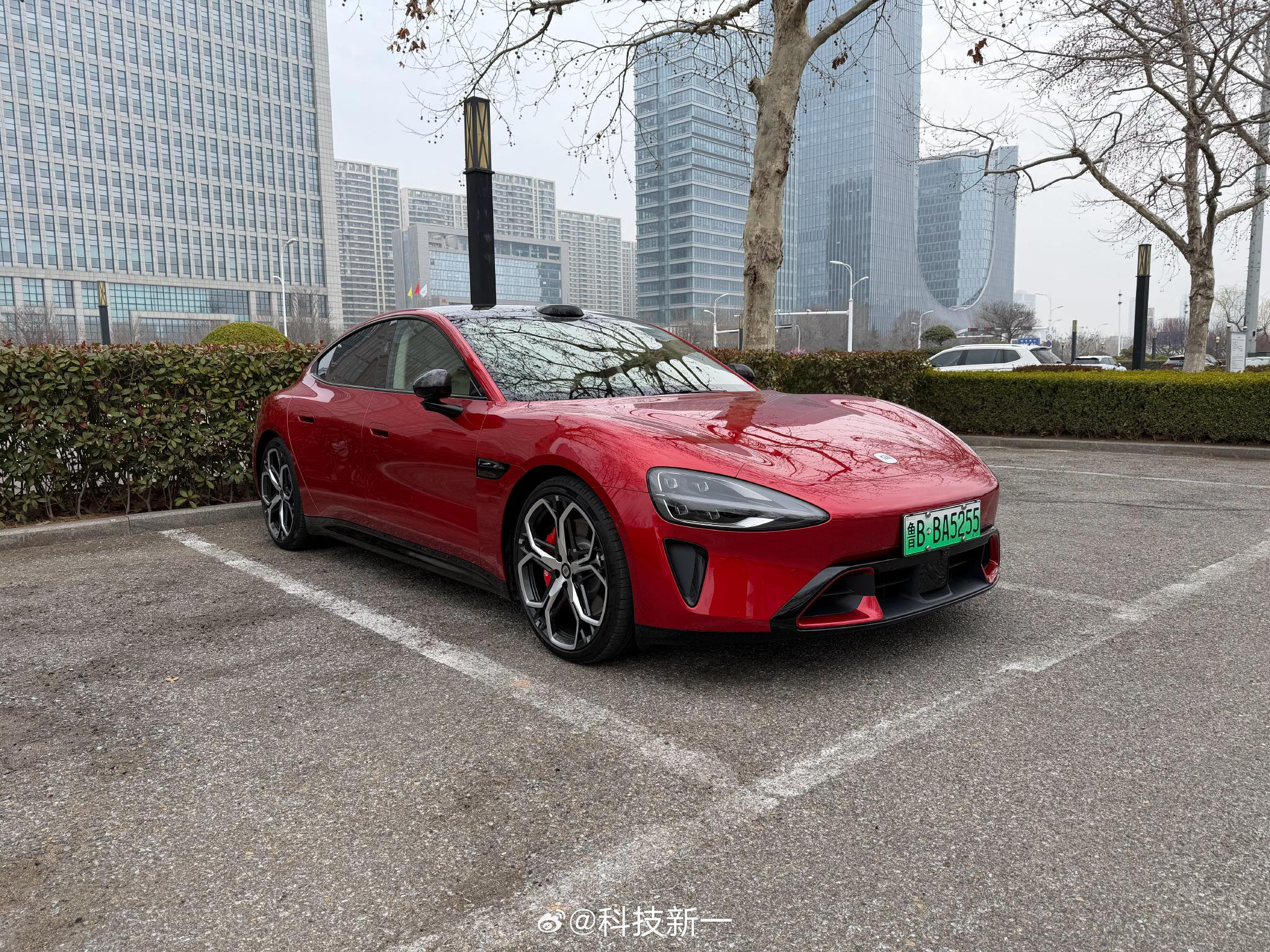 红色SU7挂绿色车牌引热议