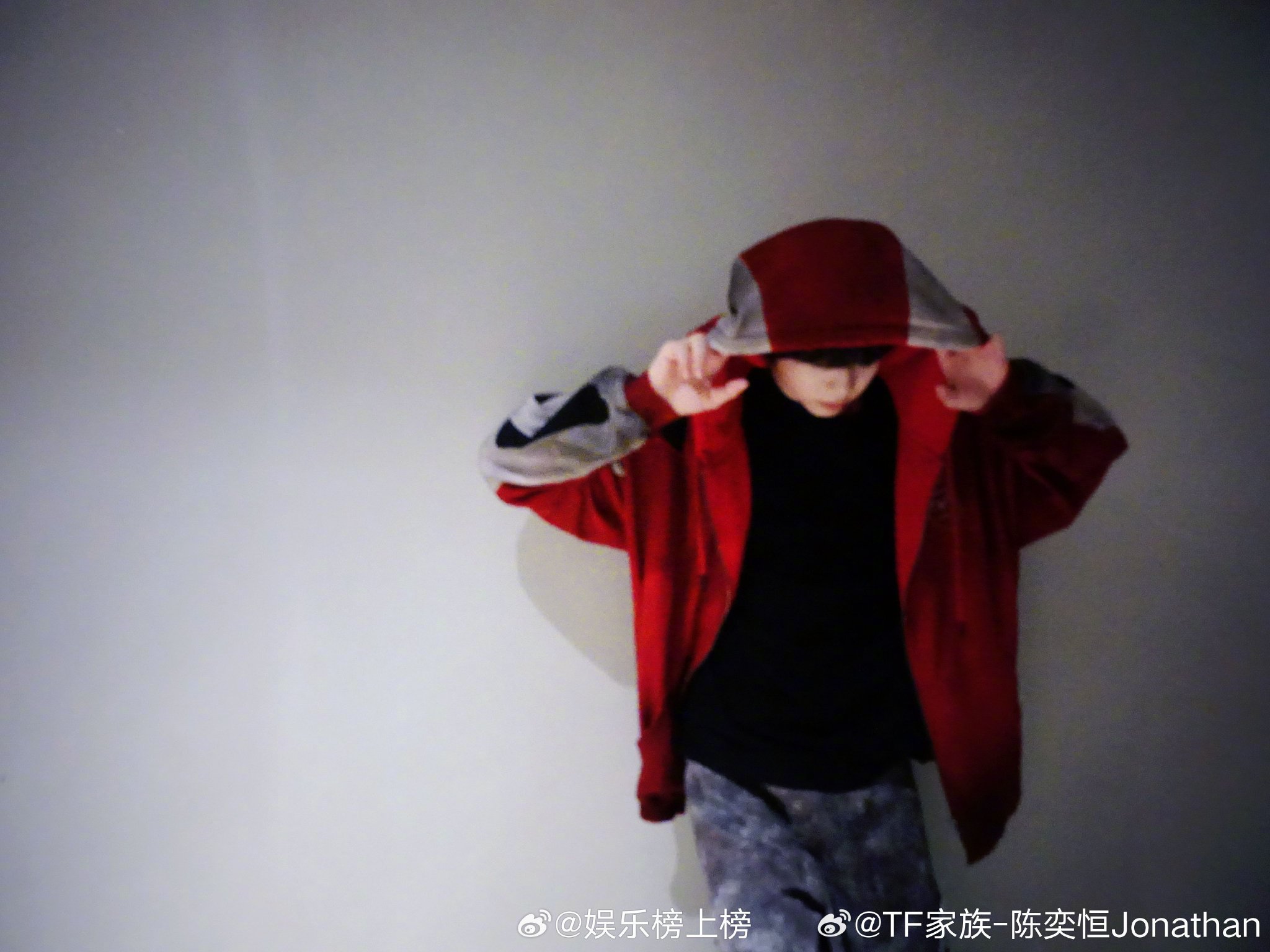 陈奕恒晒帽衫九宫格照片答谢粉丝