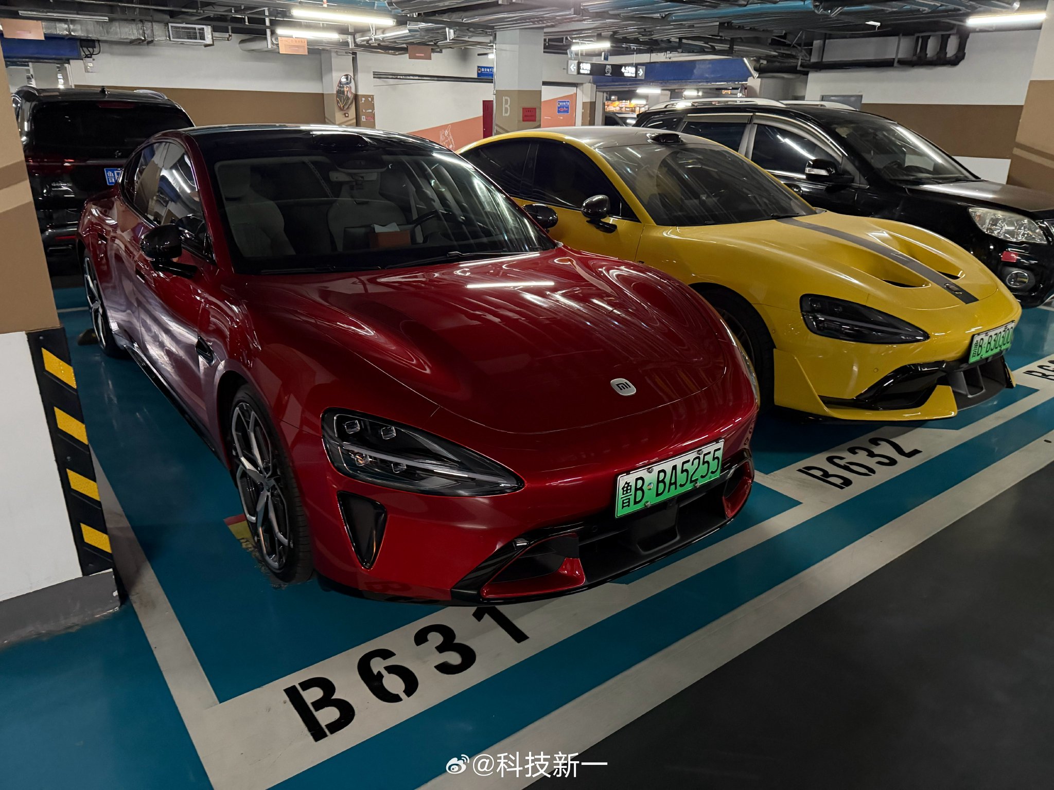 赤霞红版SU7与SU7 Ultra马路回头率引讨论