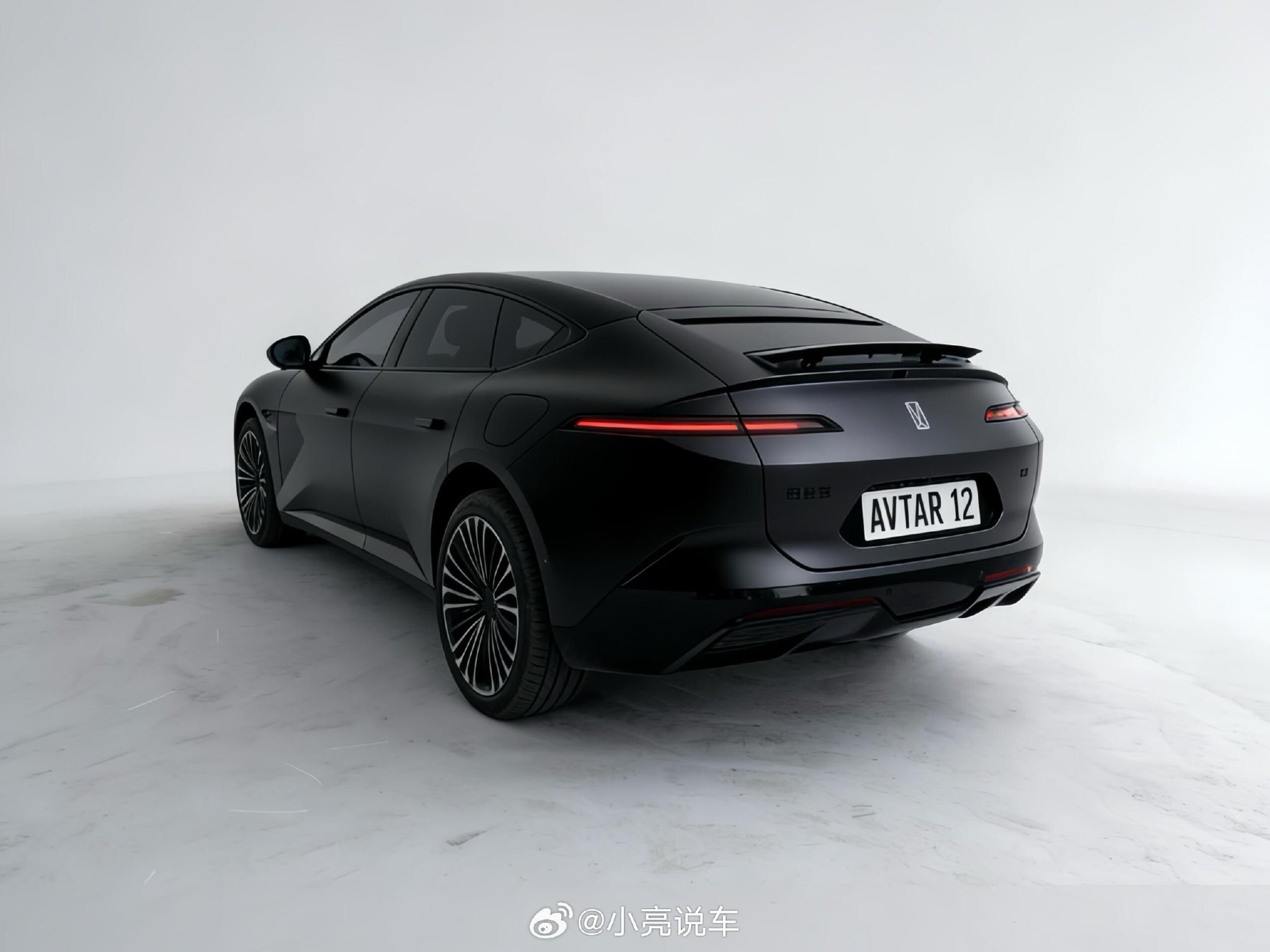 阿维塔12哑光黑车型亮相，未来轿跑颜值实力兼具