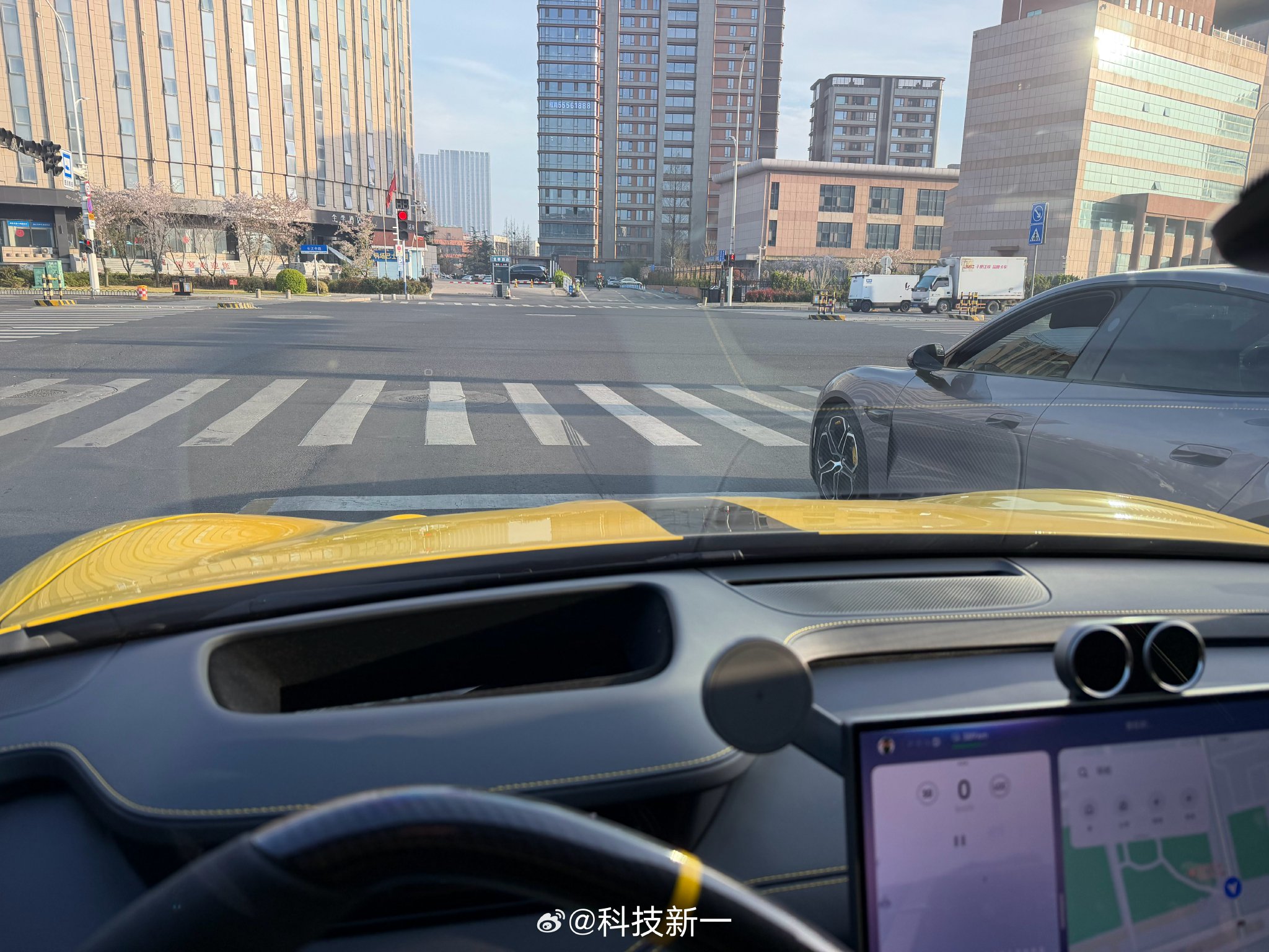 SU7 Ultra车主遇普通版SU7，刻意保持距离引热议