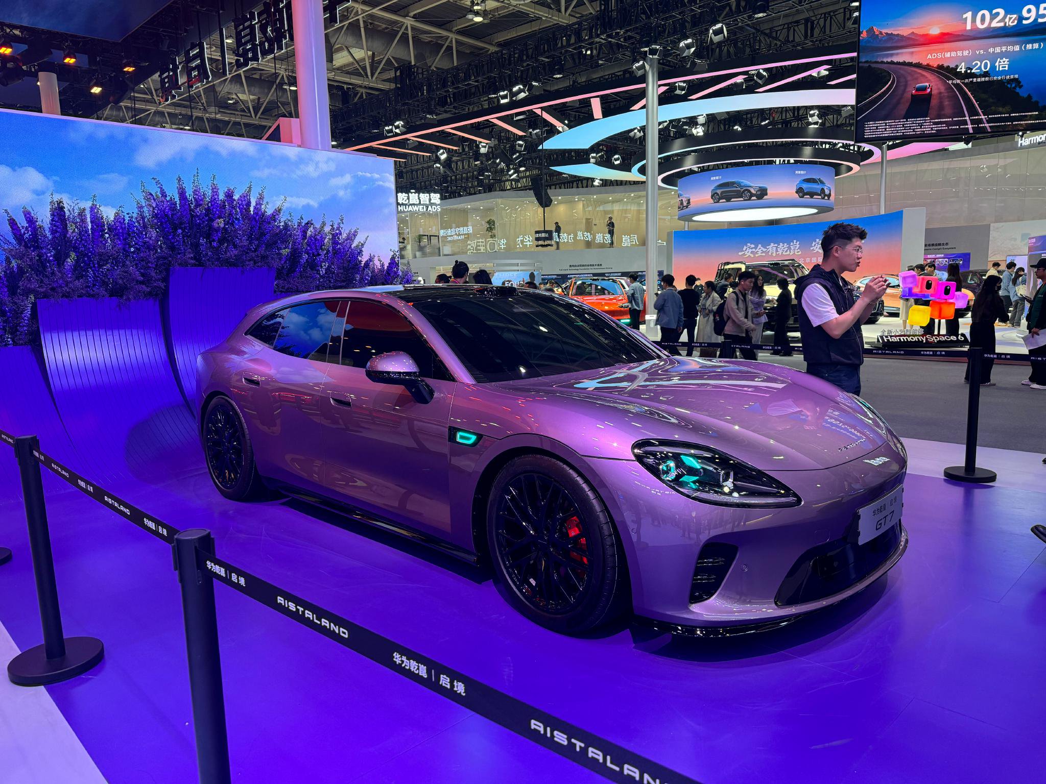 启境GT7亮相北京车展，低趴猎跑造型吸睛
