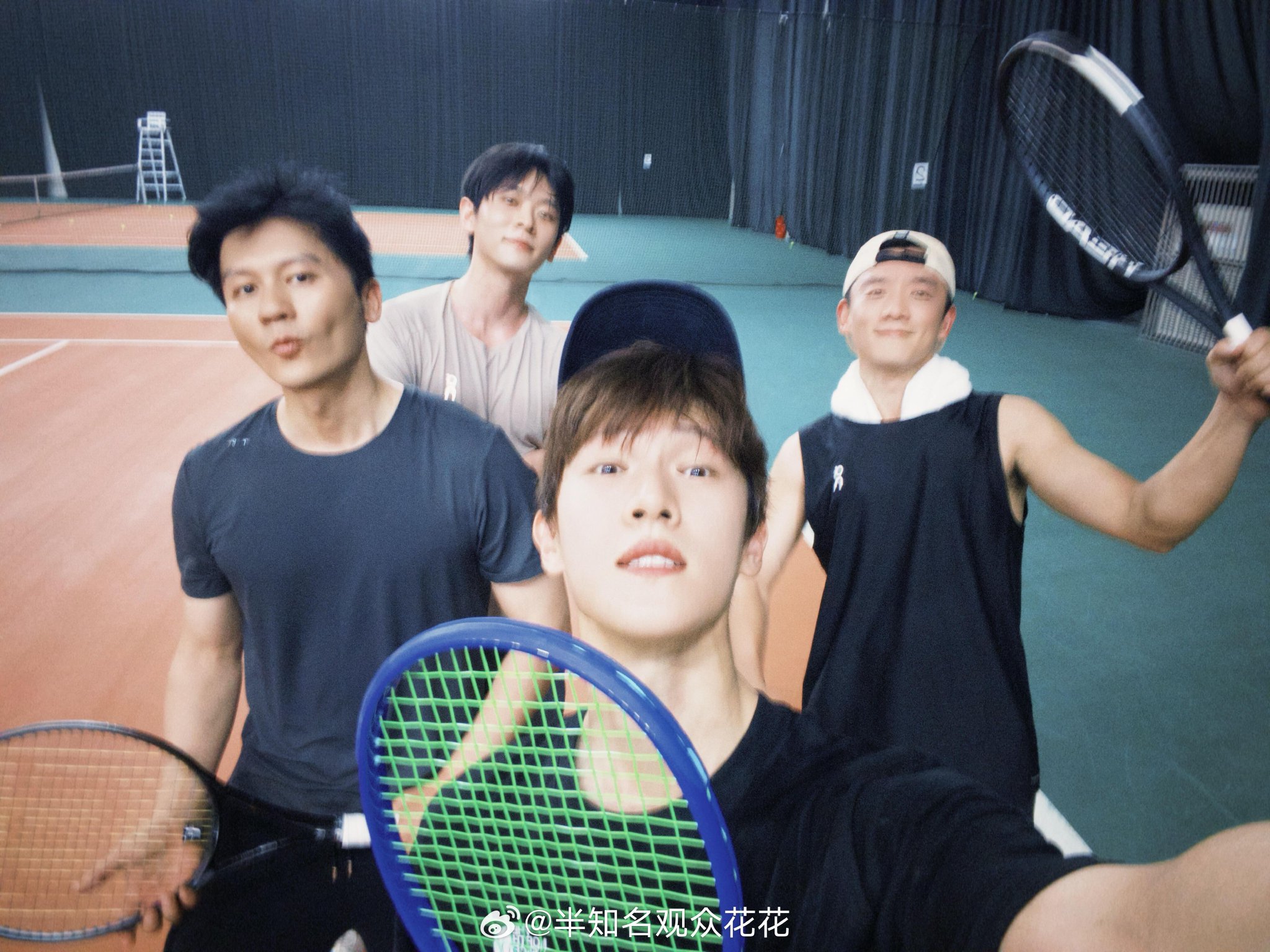 李昀锐丞磊李晨郑恺组队打球
