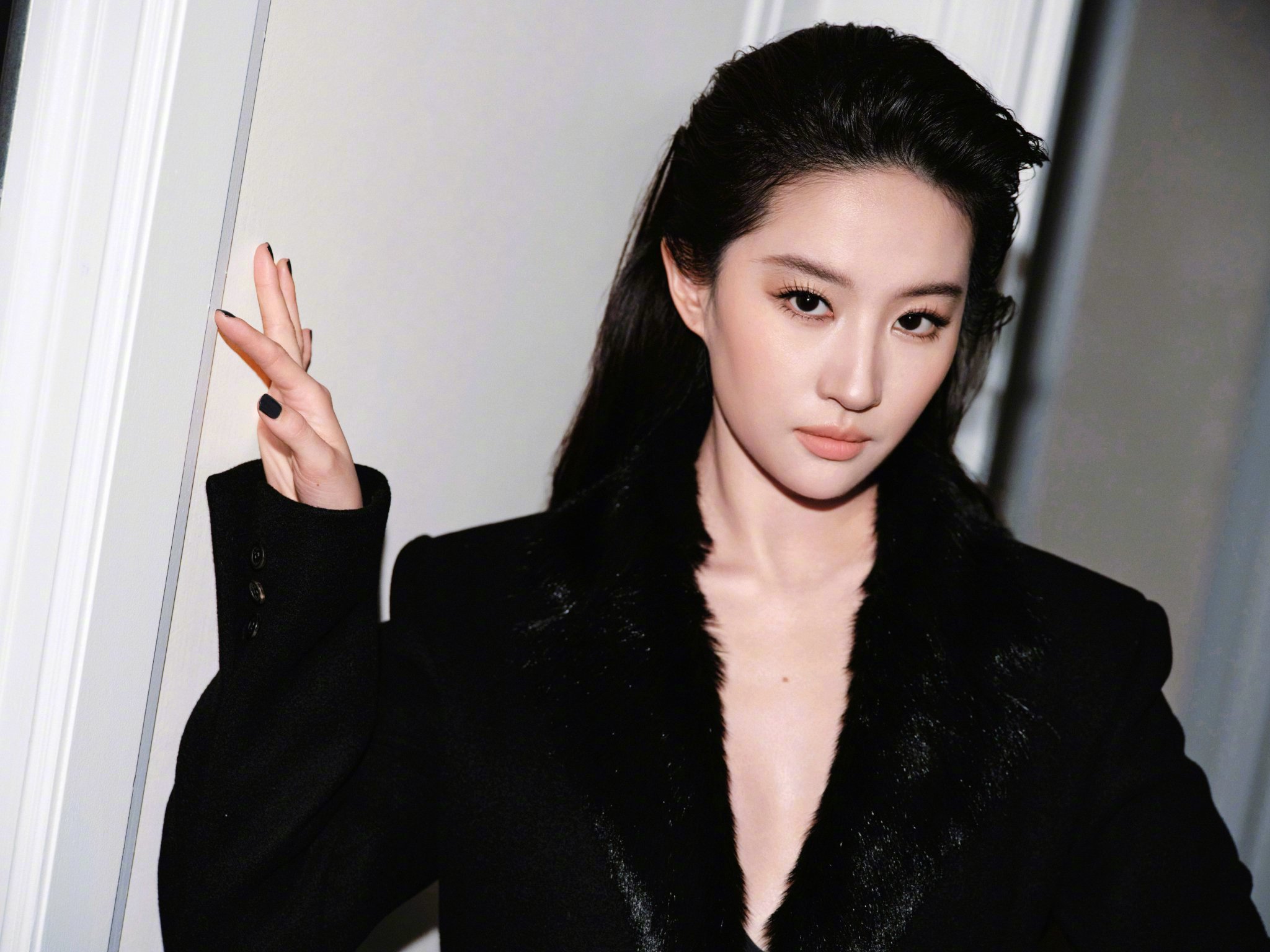 刘亦菲亮相路易威登2027早春秀，黑色套装搭配绿色手袋