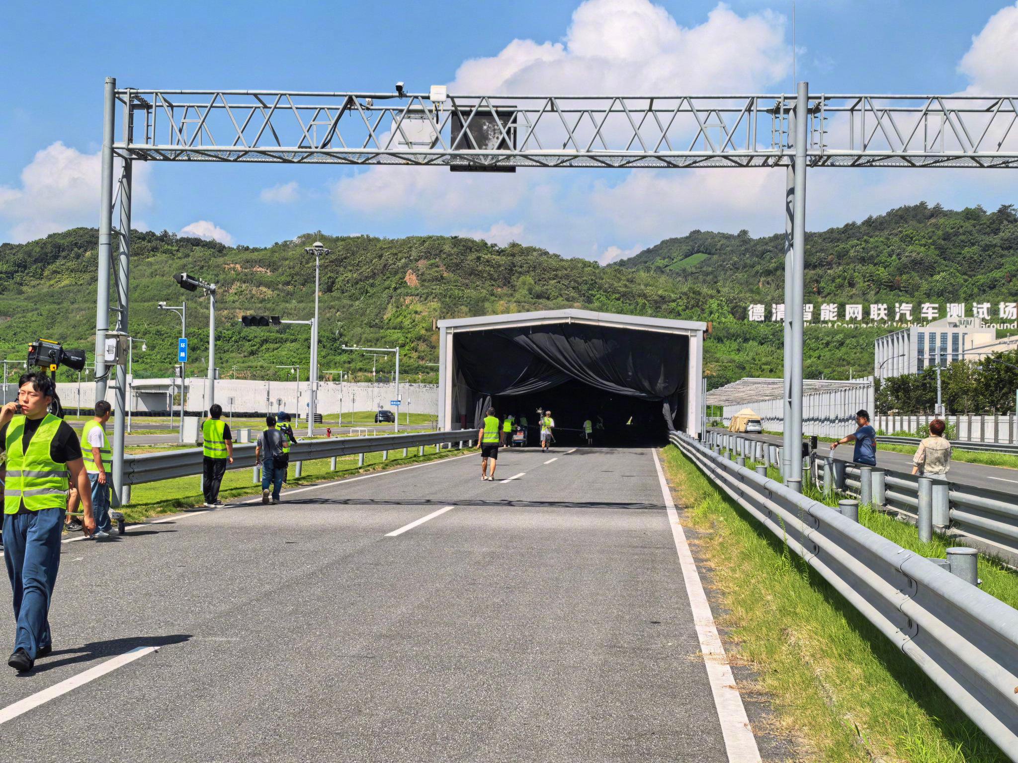 80速度扎进纯黑隧道，Momenta R7应对小朋友鬼探头