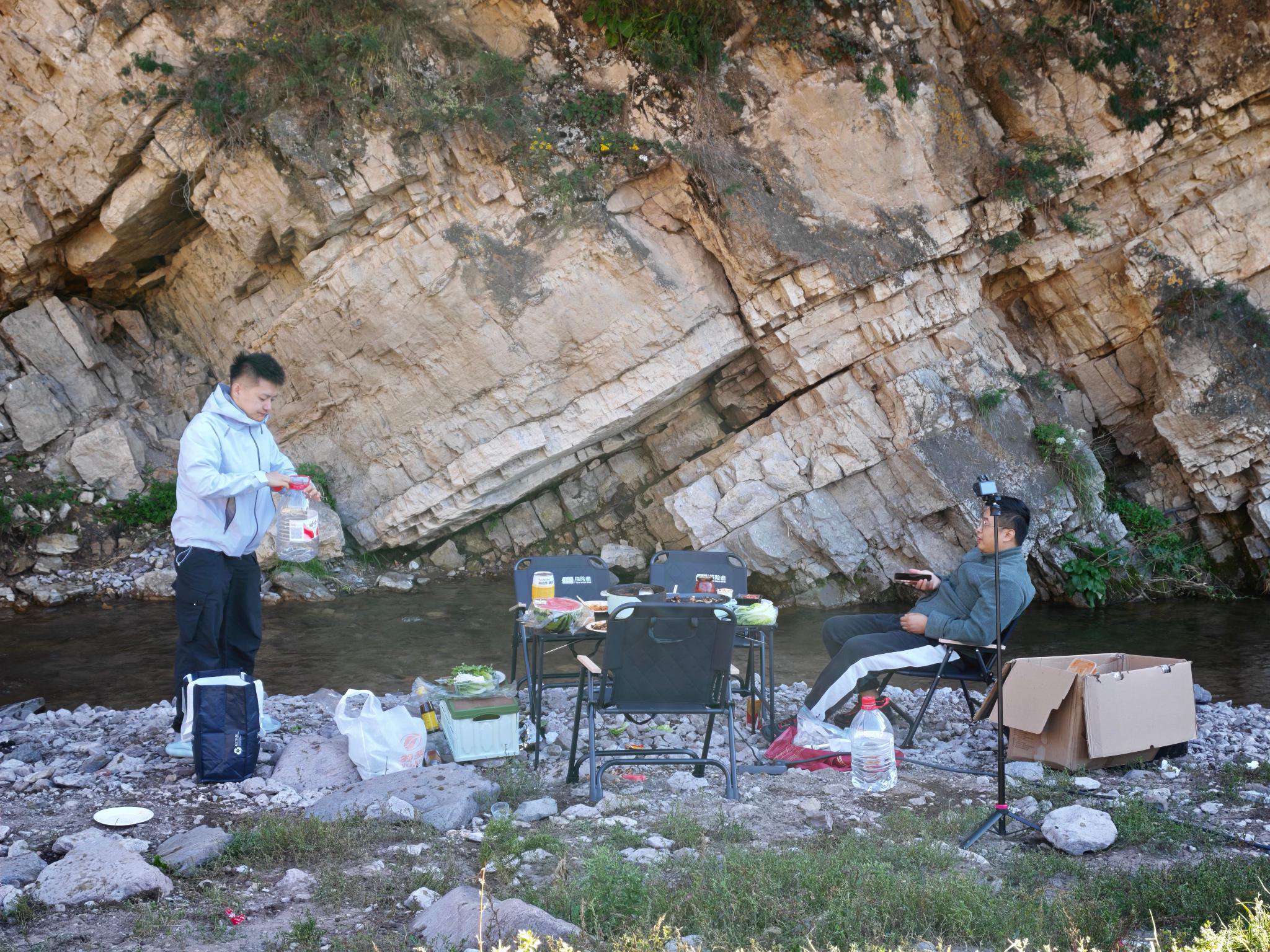 同事购越野车共赴郊游，体验别样风景与生活方式